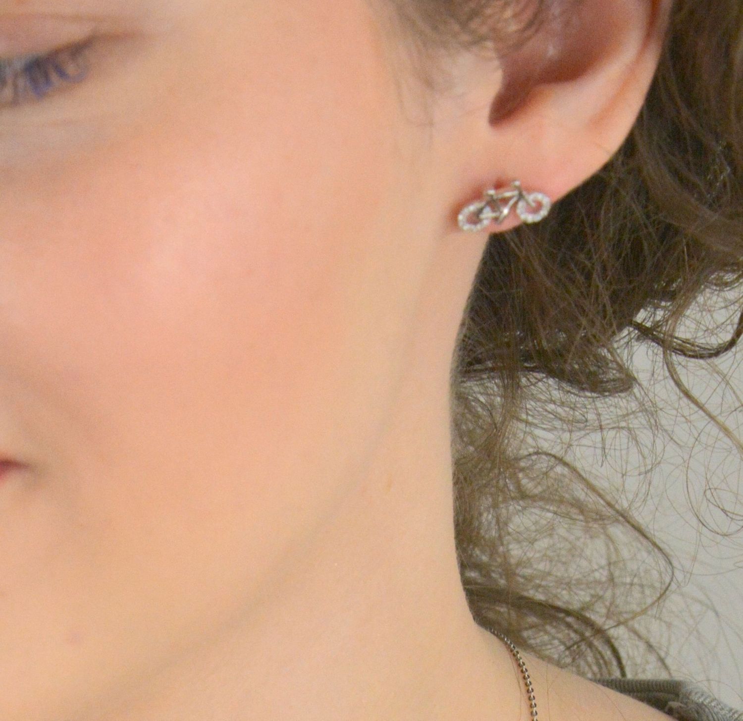 Srebrne kolczyki próba 925 Rower ozdobiony cyrkonią DIA-KLC-12595-925. Srebrne kolczyki w kształcie roweru zostały wykonane z najwyższej jakości srebra próby 925. Idealne na prezent dla osoby, 1.jpg