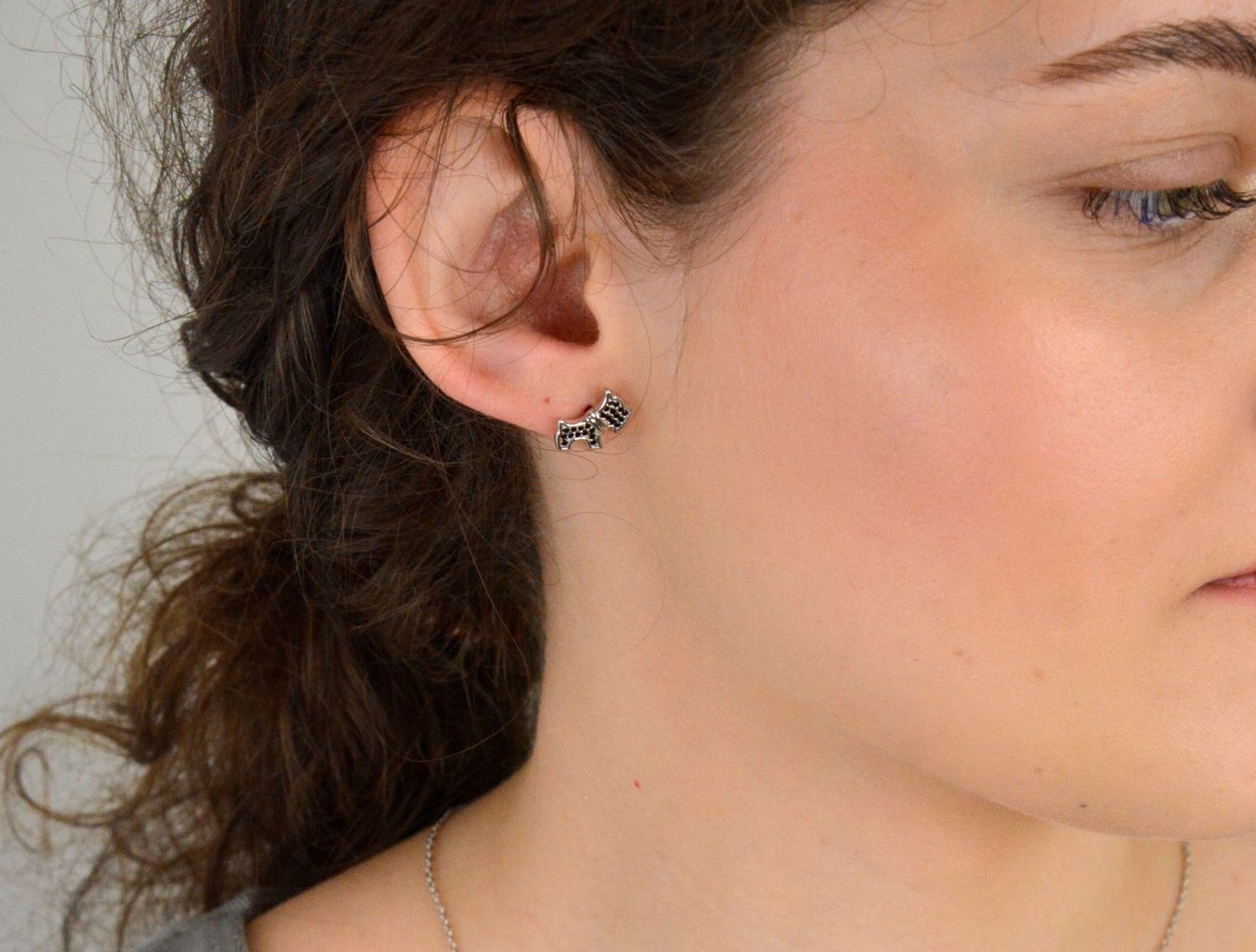 Srebrne kolczyki wkrętki Pieski z czarną cyrkonią próba 925. Srebrne kolczyki zostały wykonane z najwyższej jakości srebra próby 925. Kolczyki dla miłośniczki psów i małej modnisi1.jpg