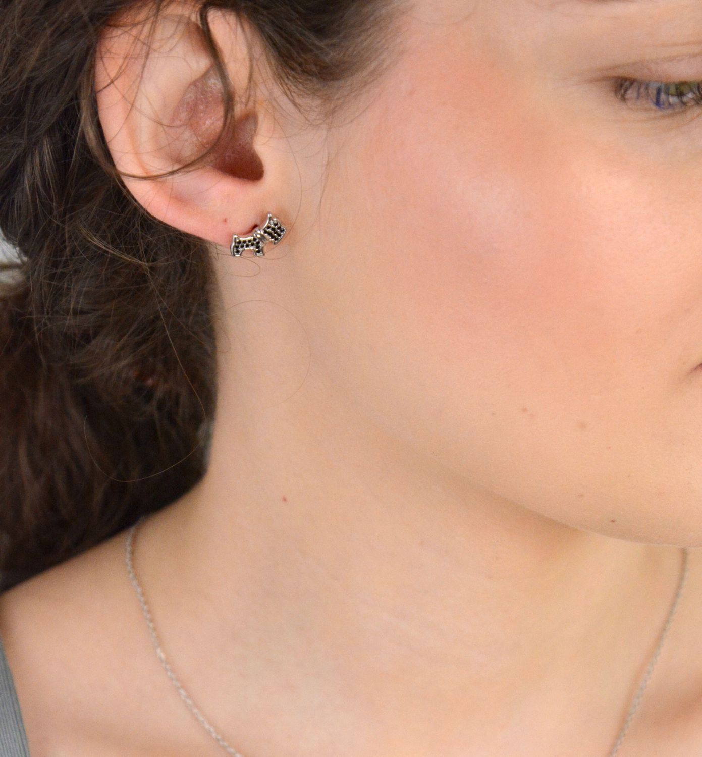 Srebrne kolczyki wkrętki Pieski z czarną cyrkonią próba 925. Srebrne kolczyki zostały wykonane z najwyższej jakości srebra próby 925. Kolczyki dla miłośniczki psów i małej modnisi1.jpg