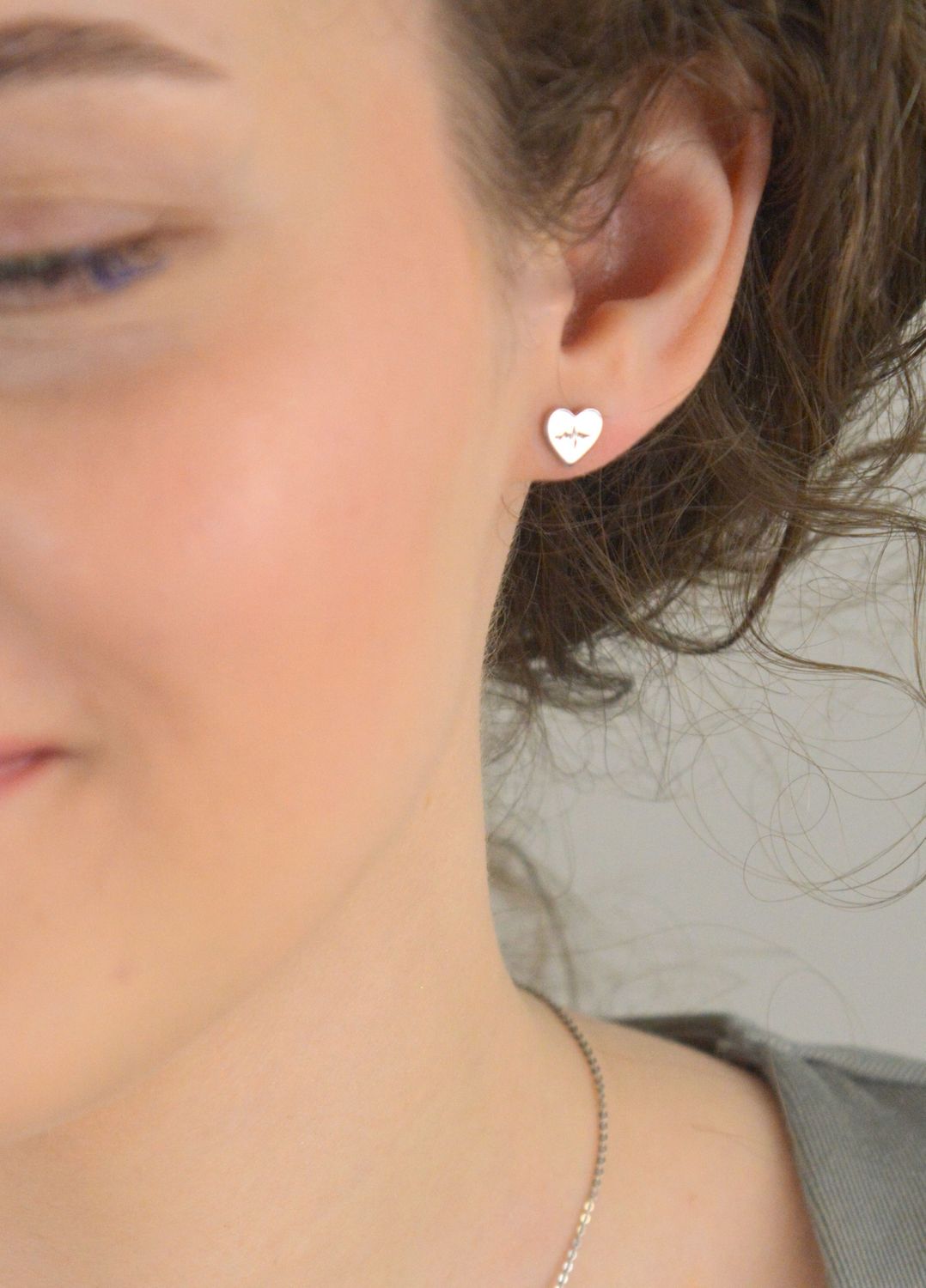 Srebrne kolczyki blaszki serca z linią życia próba 925, DIA-KLC-12597-925  Srebrne kolczyki serca z linią życia zostały wykonane z najwyższej jakości srebra próby 9251.jpg