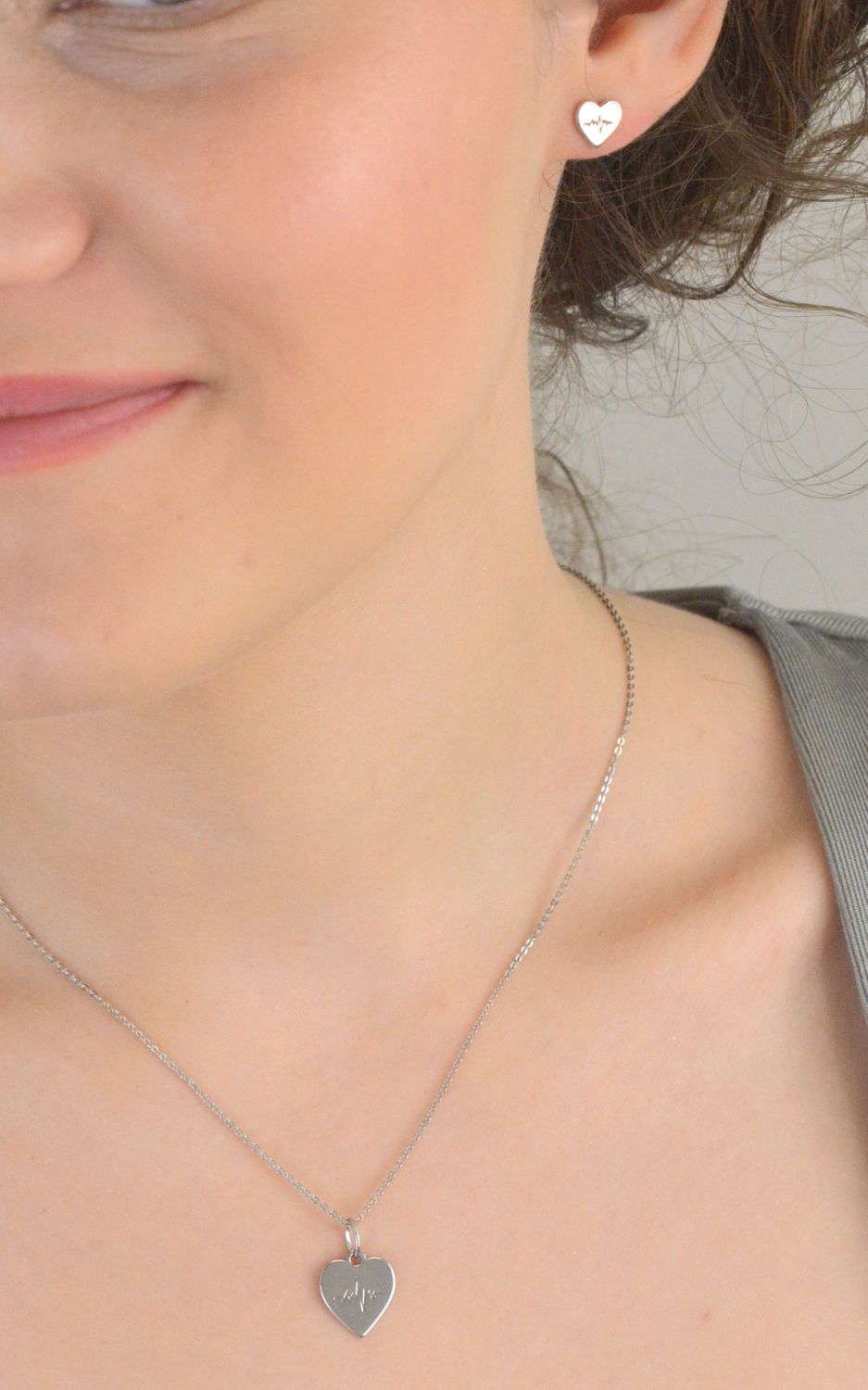 Srebrne kolczyki blaszki serca z linią życia próba 925, DIA-KLC-12597-925  Srebrne kolczyki serca z linią życia zostały wykonane z najwyższej jakości srebra próby 9251.jpg