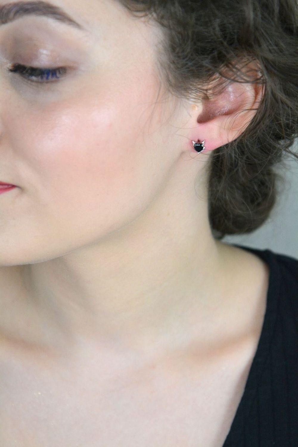 Srebrne kolczyki serca z czarną cyrkonią na sztyft DIA-KLC-12598-925. Srebrne kolczyki zostały wykonane z najwyższej jakości srebra próby 925, ozdobione czarną cyrkonią. 1.jpg