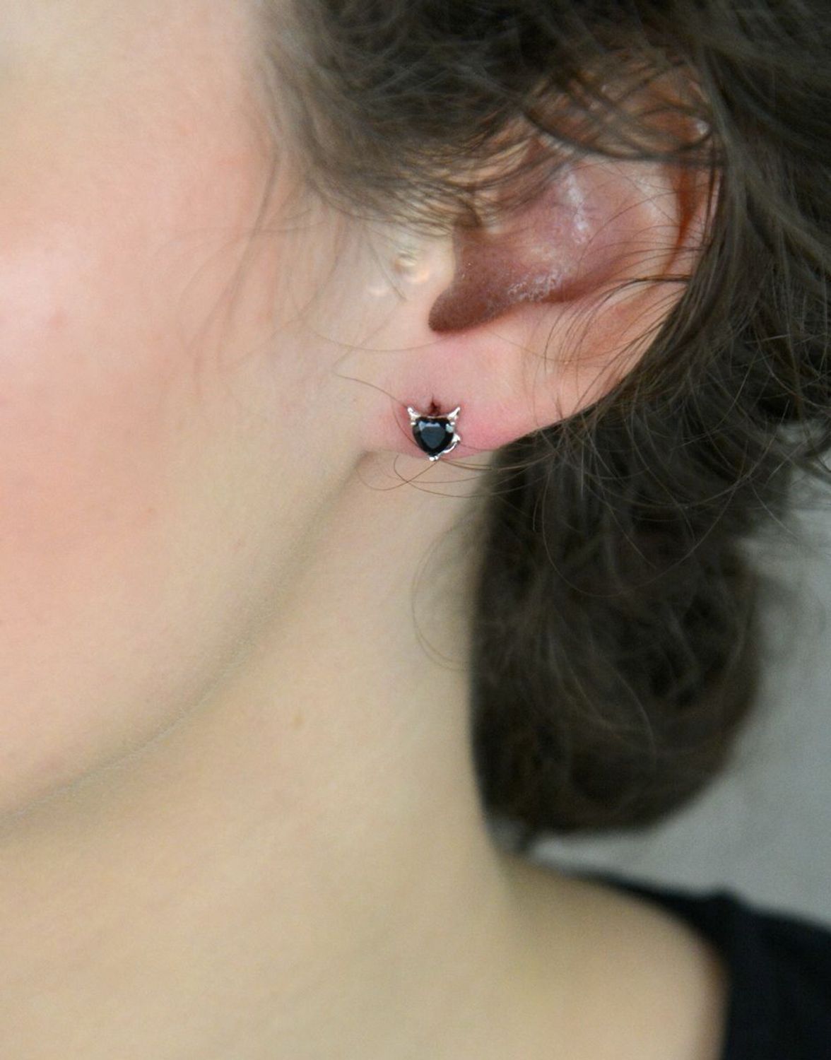 Srebrne kolczyki serca z czarną cyrkonią na sztyft DIA-KLC-12598-925. Srebrne kolczyki zostały wykonane z najwyższej jakości srebra próby 925, ozdobione czarną cyrkonią. 1.jpg