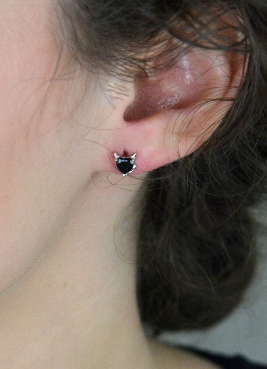 Srebrne kolczyki serca z czarną cyrkonią na sztyft DIA-KLC-12598-925. Srebrne kolczyki zostały wykonane z najwyższej jakości srebra próby 925, ozdobione czarną cyrkonią. 1.jpg