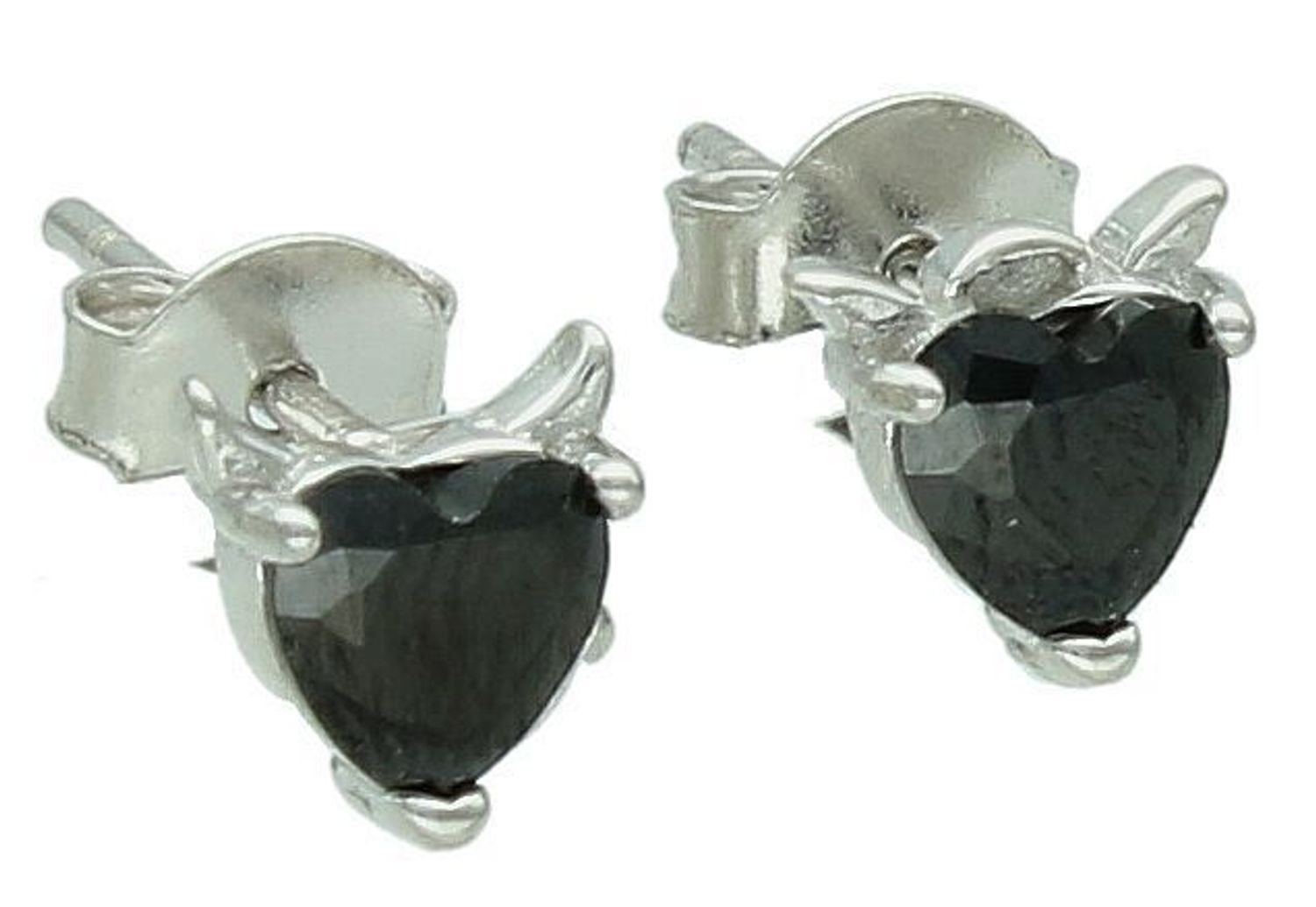Srebrne kolczyki serca z czarną cyrkonią na sztyft DIA-KLC-12598-925. Srebrne kolczyki zostały wykonane z najwyższej jakości srebra próby 925, ozdobione czarną cyrkonią. 1.jpg
