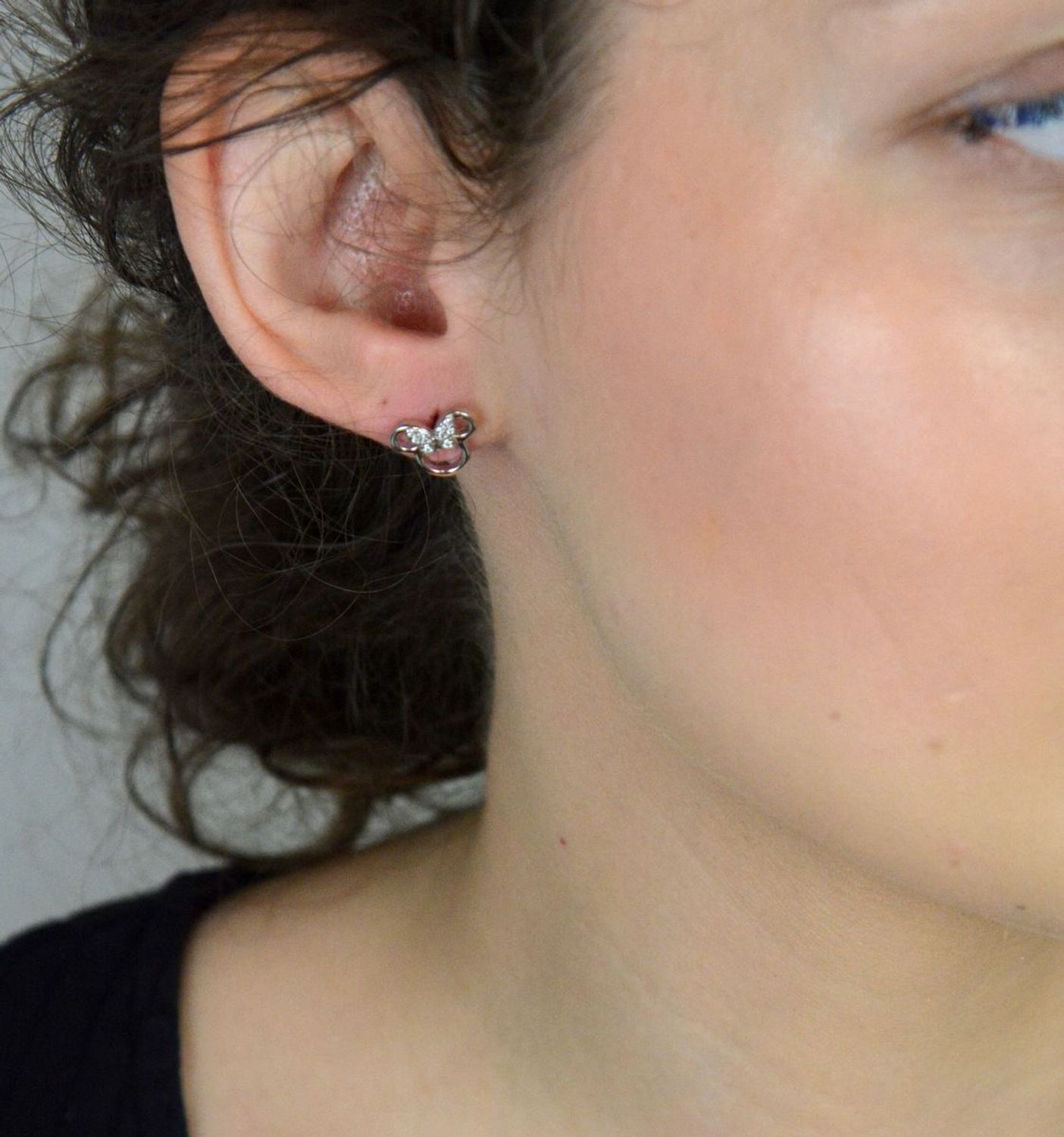 Srebrne kolczyki dziecięce próba 925 sztyfty Myszka Minnie biały motylek z cyrkoniami. Srebrne kolczyki dziecięce próba 925 sztyfty Myszka Minnie z motylkiem ozdobionym cyrkoniami 1.jpg