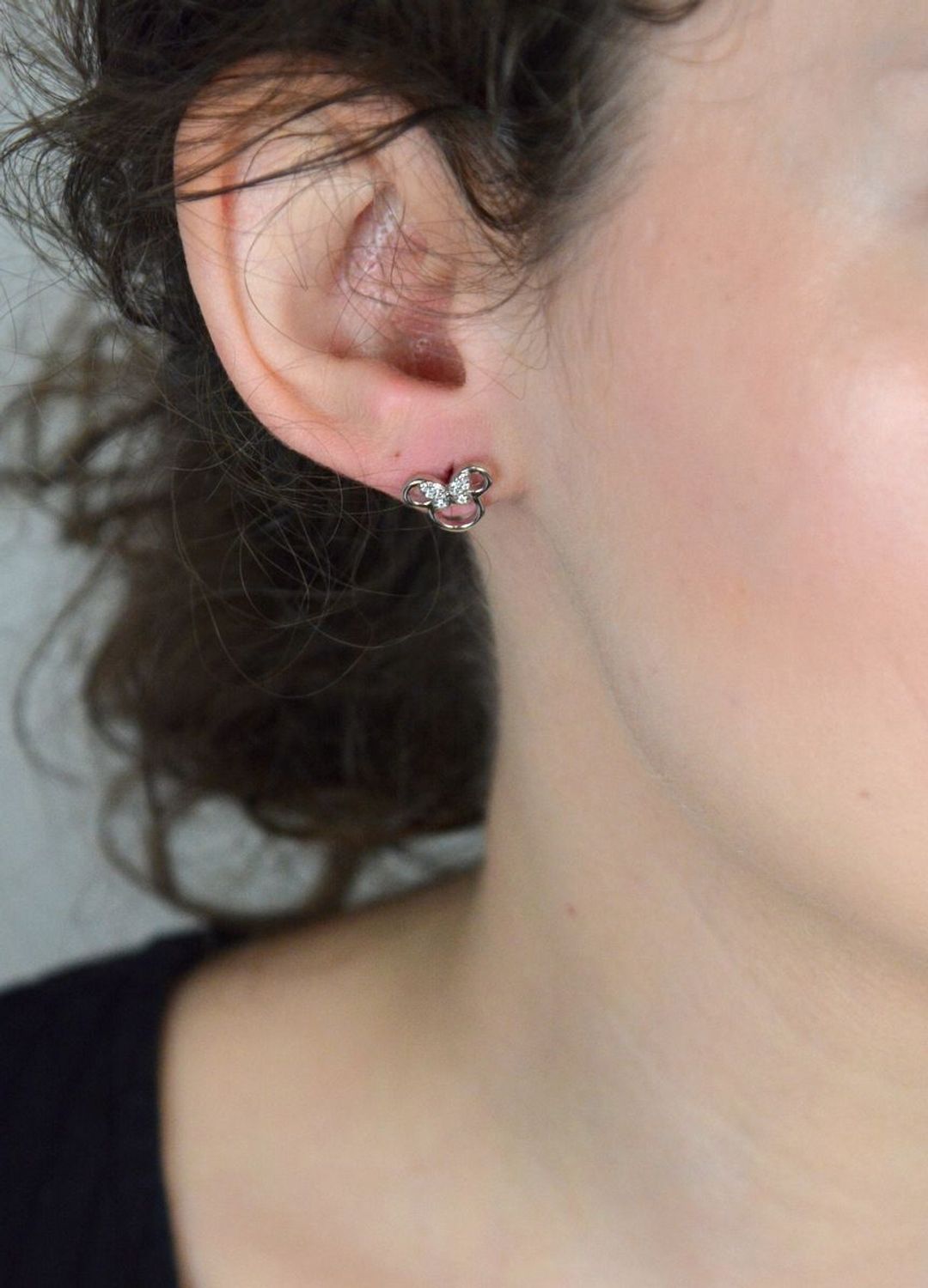 Srebrne kolczyki dziecięce próba 925 sztyfty Myszka Minnie biały motylek z cyrkoniami. Srebrne kolczyki dziecięce próba 925 sztyfty Myszka Minnie z motylkiem ozdobionym cyrkoniami 1.jpg