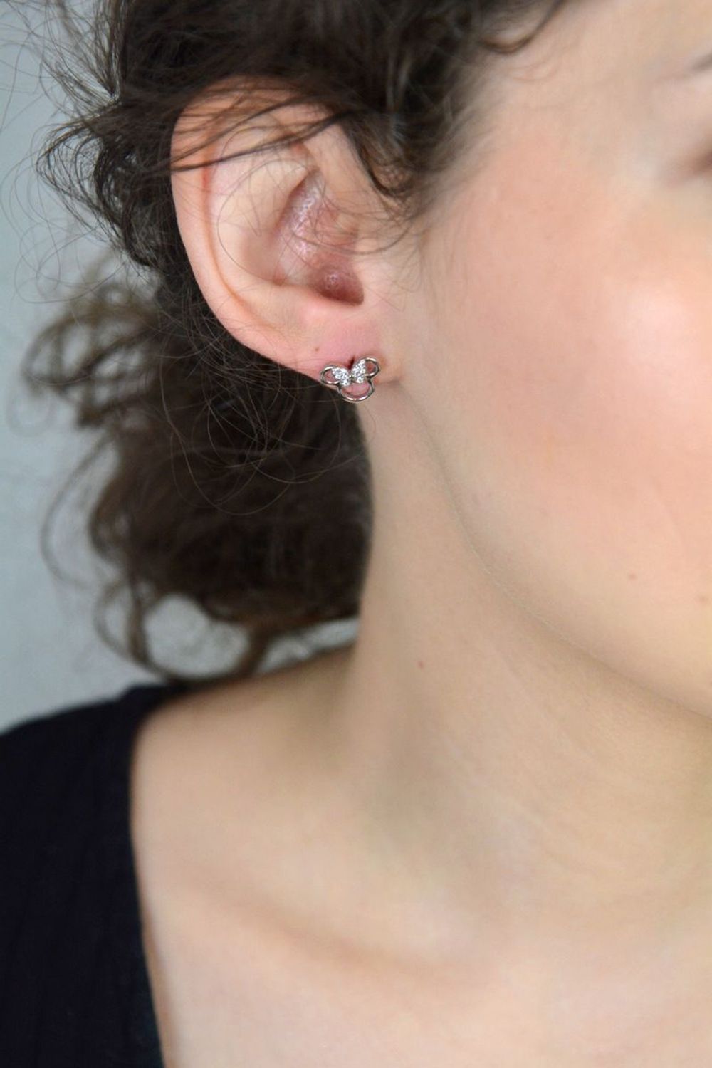 Srebrne kolczyki dziecięce próba 925 sztyfty Myszka Minnie biały motylek z cyrkoniami. Srebrne kolczyki dziecięce próba 925 sztyfty Myszka Minnie z motylkiem ozdobionym cyrkoniami 1.jpg