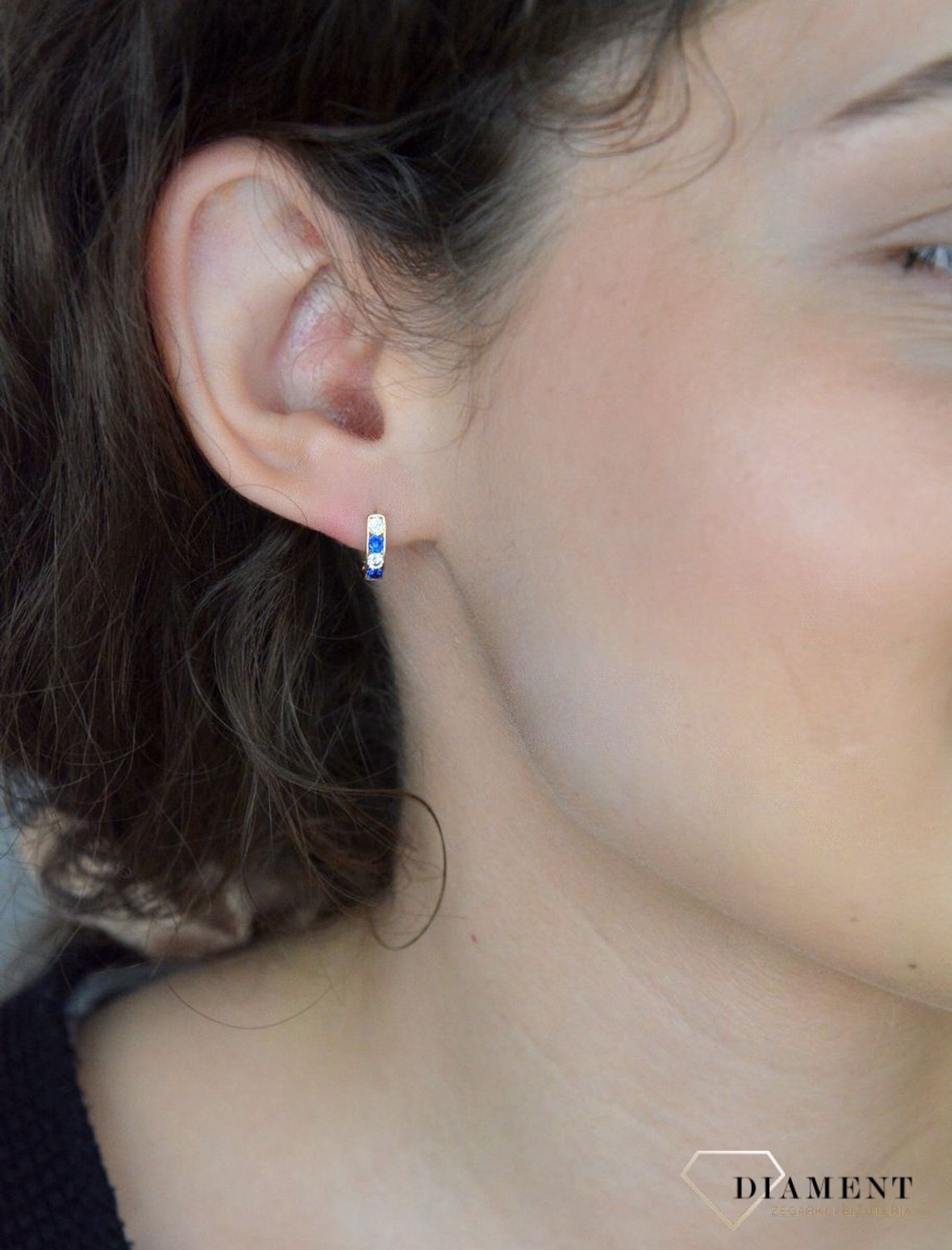 Kolczyki złote podłużne patyczki z niebieskimi i białymi cyrkoniami próba 585, DIA-KLC-1260-585 Subtelne i eleganckie złote kolczyki w formie podłużnych patyczków to doskonały wybór 1.jpg