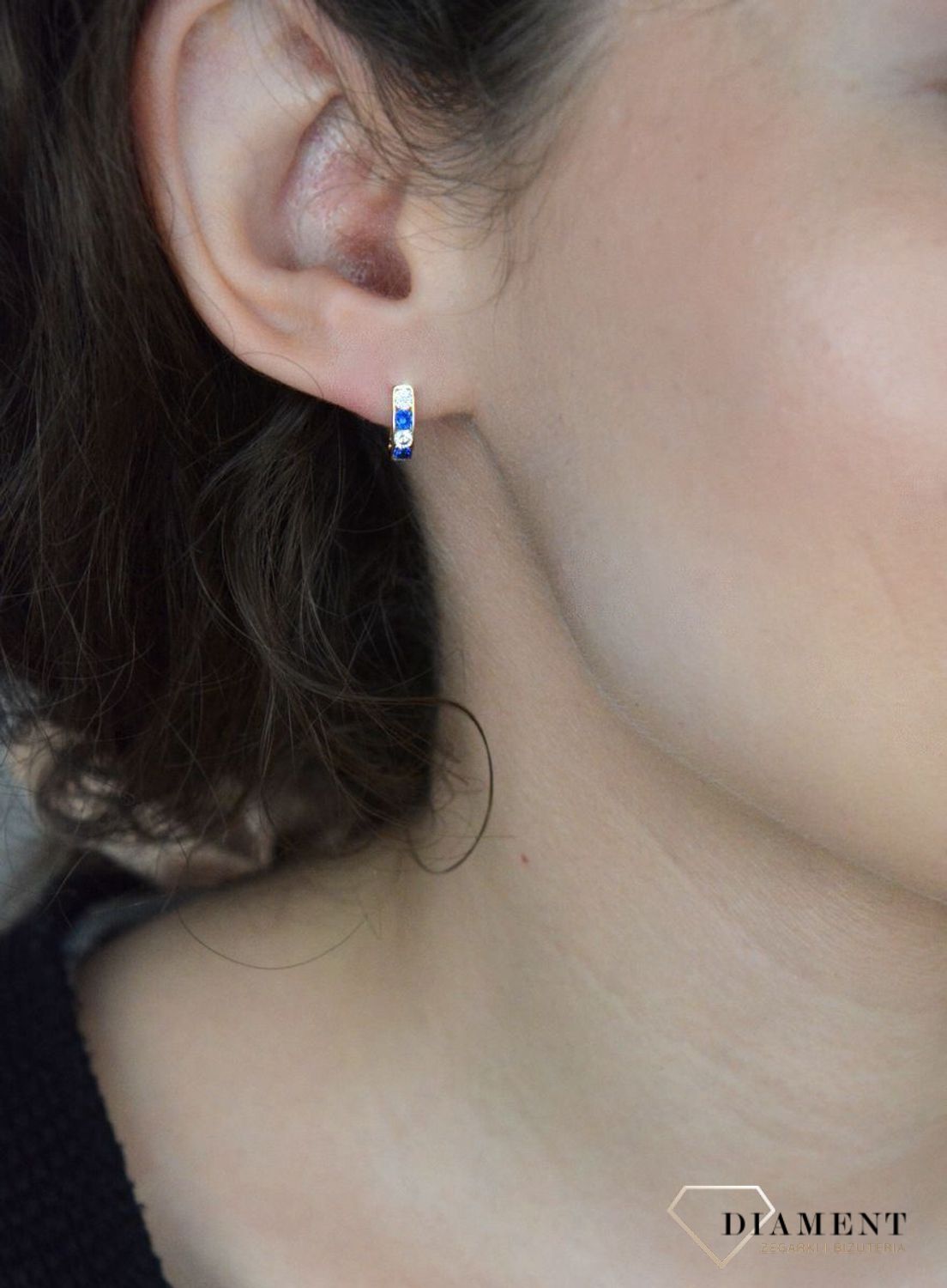 Kolczyki złote podłużne patyczki z niebieskimi i białymi cyrkoniami próba 585, DIA-KLC-1260-585 Subtelne i eleganckie złote kolczyki w formie podłużnych patyczków to doskonały wybór 1.jpg