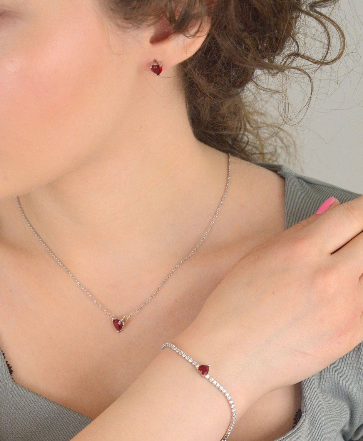 Kolczyki srebrne serca z czerwoną cyrkonią próba 925, DIA-KLC-12601-925  to delikatna i urokliwa biżuteria, która doda romantycznego akcentu każdej stylizacji.1.jpg