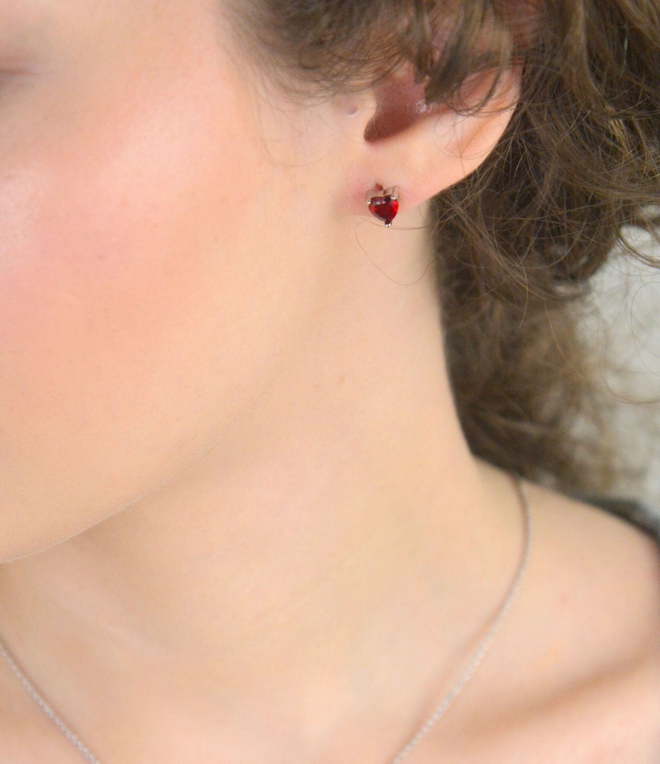 Kolczyki srebrne serca z czerwoną cyrkonią próba 925, DIA-KLC-12601-925  to delikatna i urokliwa biżuteria, która doda romantycznego akcentu każdej stylizacji.1.jpg