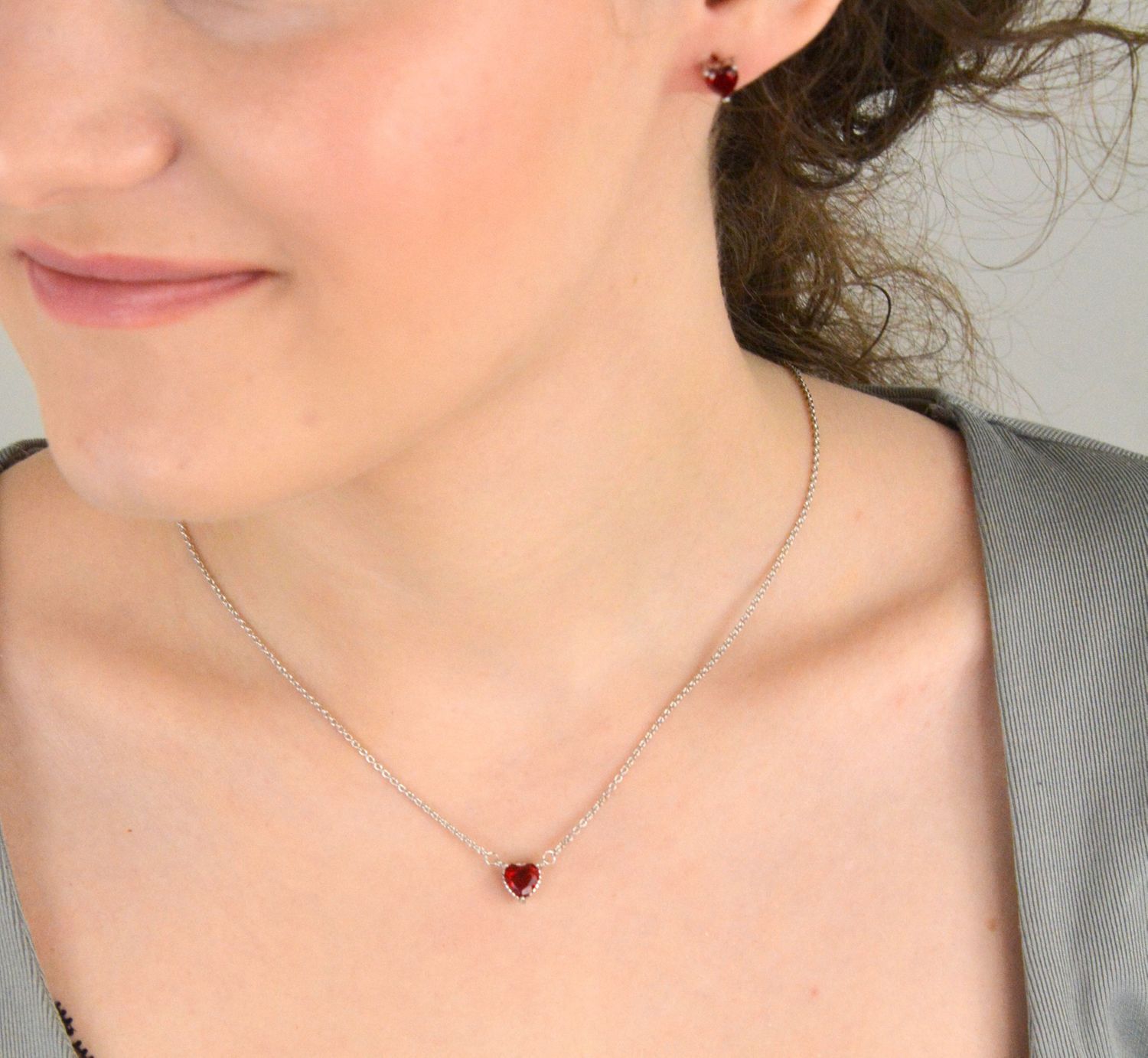 Kolczyki srebrne serca z czerwoną cyrkonią próba 925, DIA-KLC-12601-925  to delikatna i urokliwa biżuteria, która doda romantycznego akcentu każdej stylizacji.1.jpg