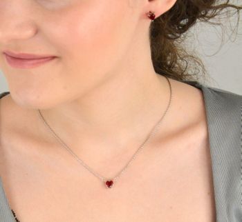 Kolczyki srebrne serca z czerwoną cyrkonią próba 925, DIA-KLC-12601-925  to delikatna i urokliwa biżuteria, która doda romantycznego akcentu każdej stylizacji (3).JPG