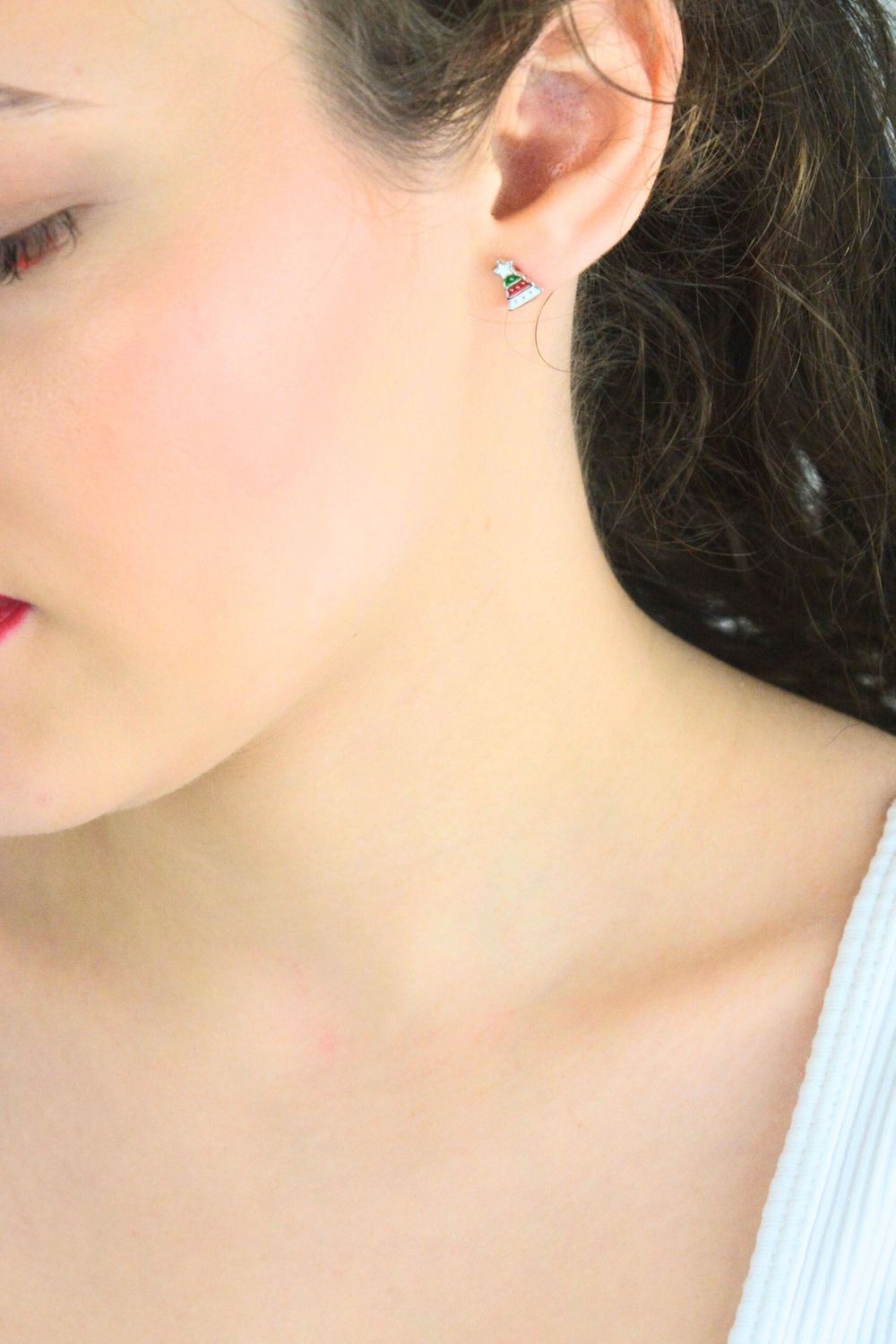 Urocze srebrne kolczyki choinki z emalią. Próba 925, zapięcie na sztyft, lekka biżuteria idealna na święta lub prezent dla bliskiej osoby.1.jpg