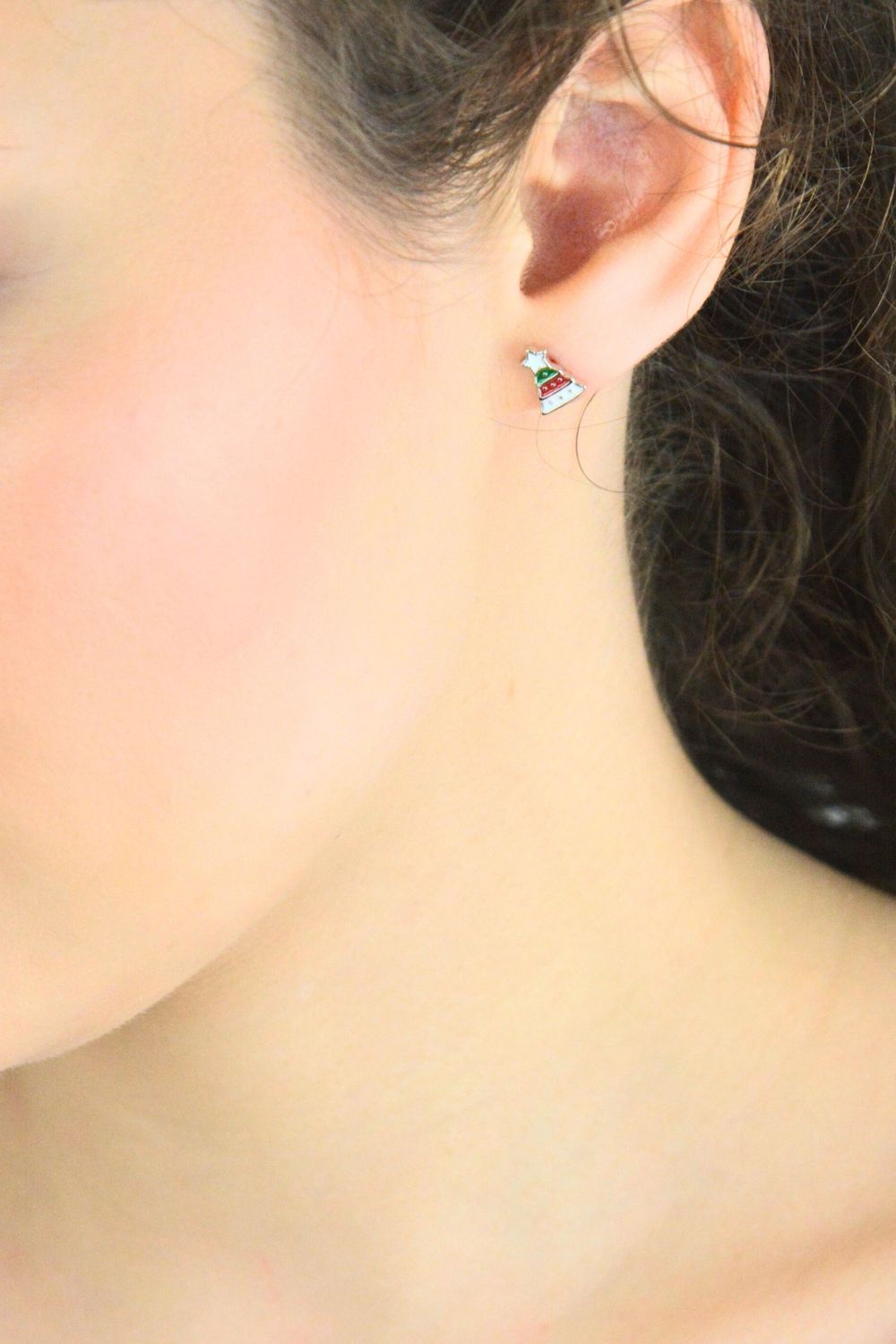 Urocze srebrne kolczyki choinki z emalią. Próba 925, zapięcie na sztyft, lekka biżuteria idealna na święta lub prezent dla bliskiej osoby.1.jpg