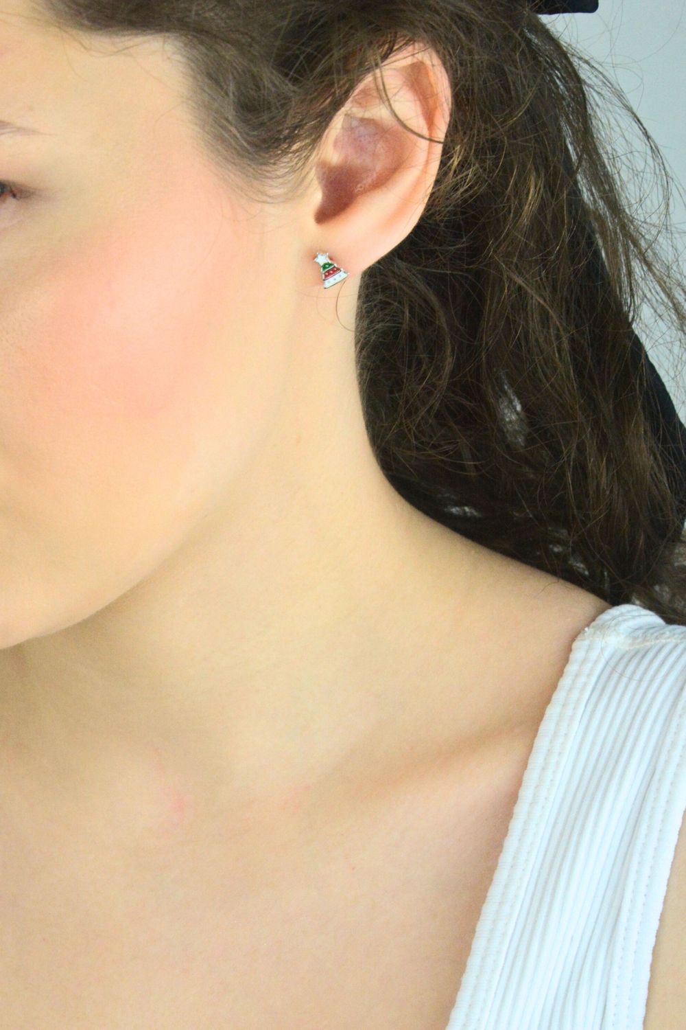 Urocze srebrne kolczyki choinki z emalią. Próba 925, zapięcie na sztyft, lekka biżuteria idealna na święta lub prezent dla bliskiej osoby.1.jpg