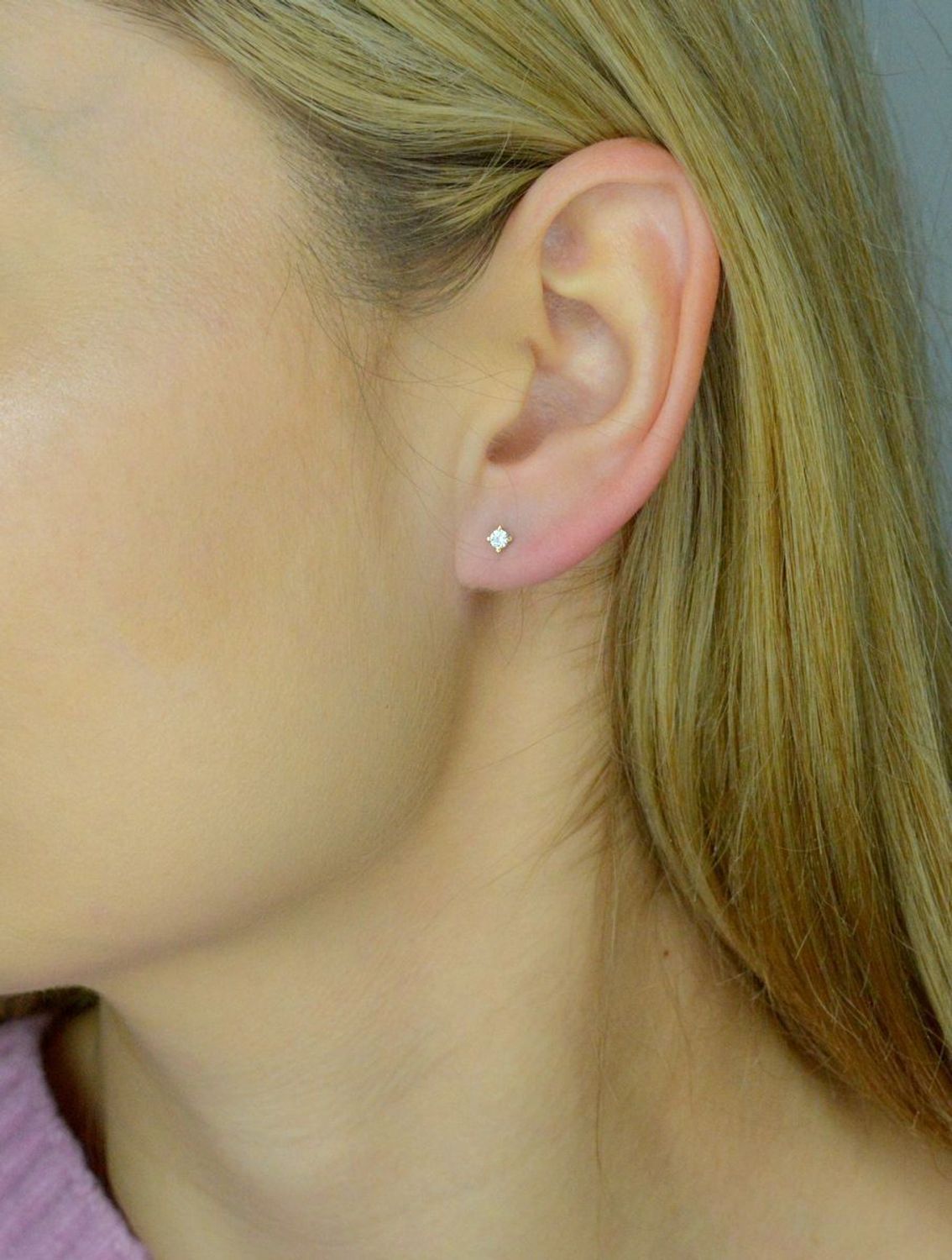 Kolczyki złote cyrkonia próba 585, DIA-KLC-12625-585 Złote kolczyki zostały wykonane z najwyższej jakości złota próby 585. Złote kolczyki ozdobione białą cyrkonią w kształcie kwadratu. 1.jpg