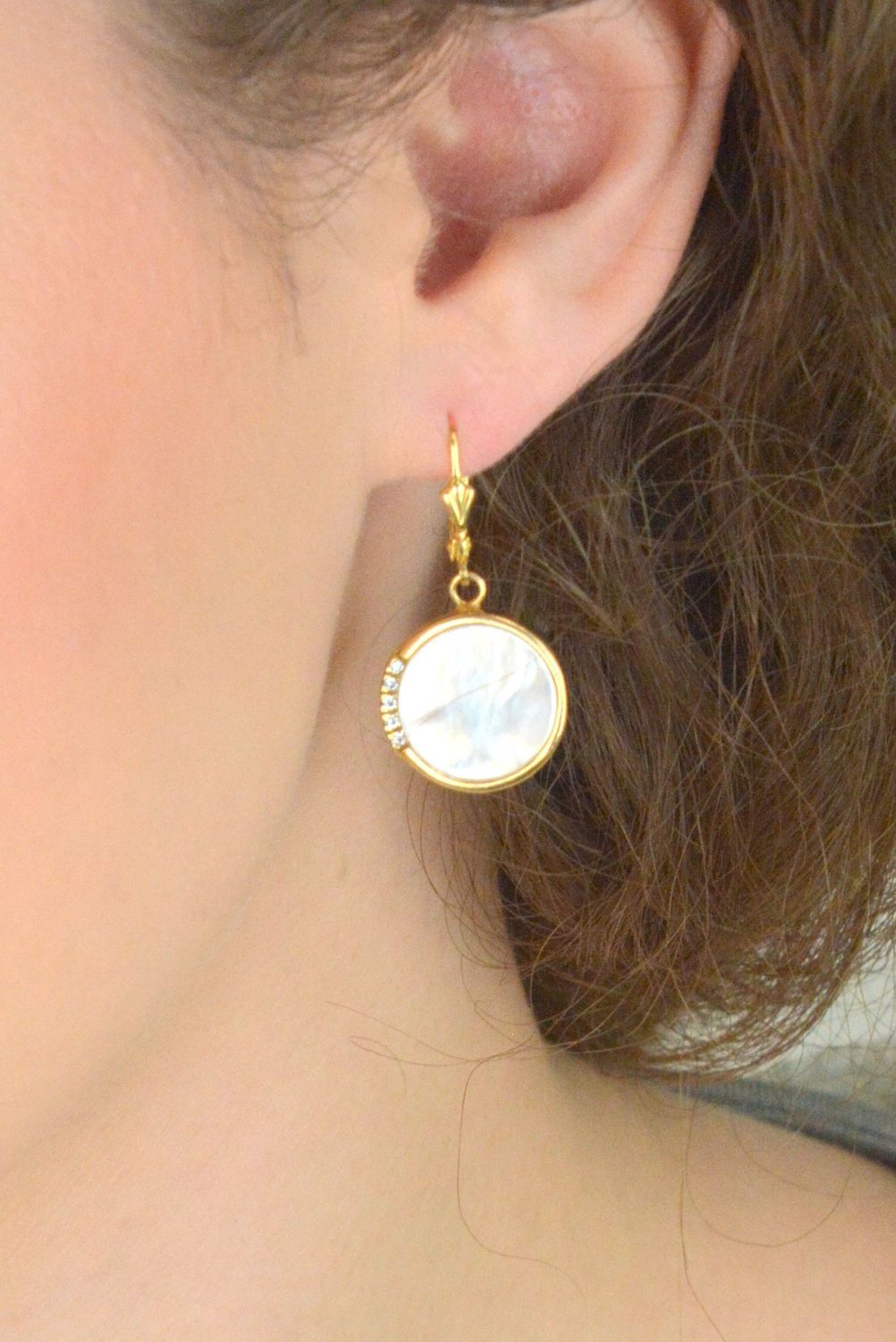 Eleganckie pozłacane kolczyki damskie wykonane ze srebra próby 925, zdobione masą jubilerską i cyrkoniami. Wiszące, z wygodnym zapięciem bigiel angielski. Długość 3,4 cm, waga 5,50 g.1.jpg