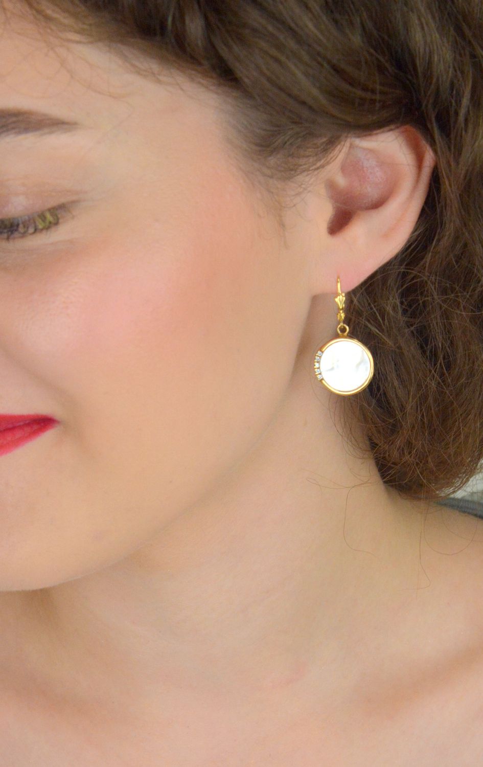 Eleganckie pozłacane kolczyki damskie wykonane ze srebra próby 925, zdobione masą jubilerską i cyrkoniami. Wiszące, z wygodnym zapięciem bigiel angielski. Długość 3,4 cm, waga 5,50 g.1.jpg