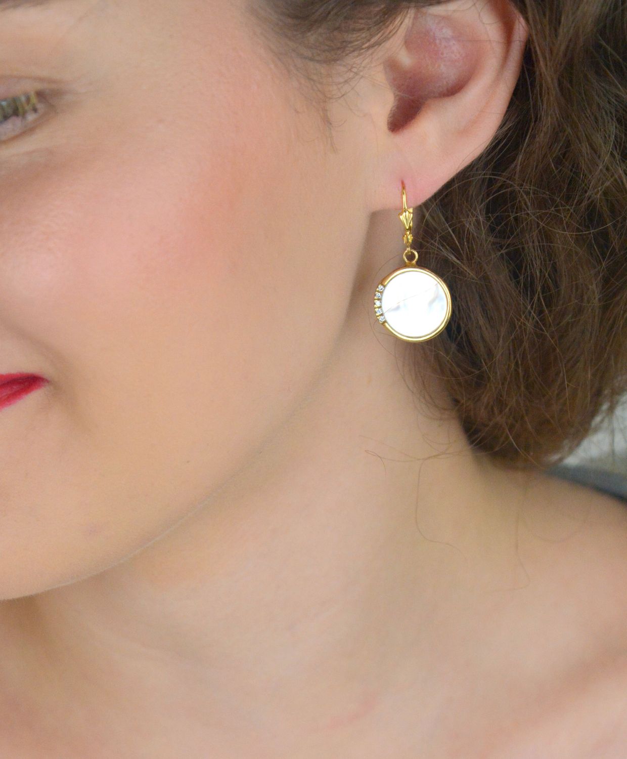 Eleganckie pozłacane kolczyki damskie wykonane ze srebra próby 925, zdobione masą jubilerską i cyrkoniami. Wiszące, z wygodnym zapięciem bigiel angielski. Długość 3,4 cm, waga 5,50 g.1.jpg