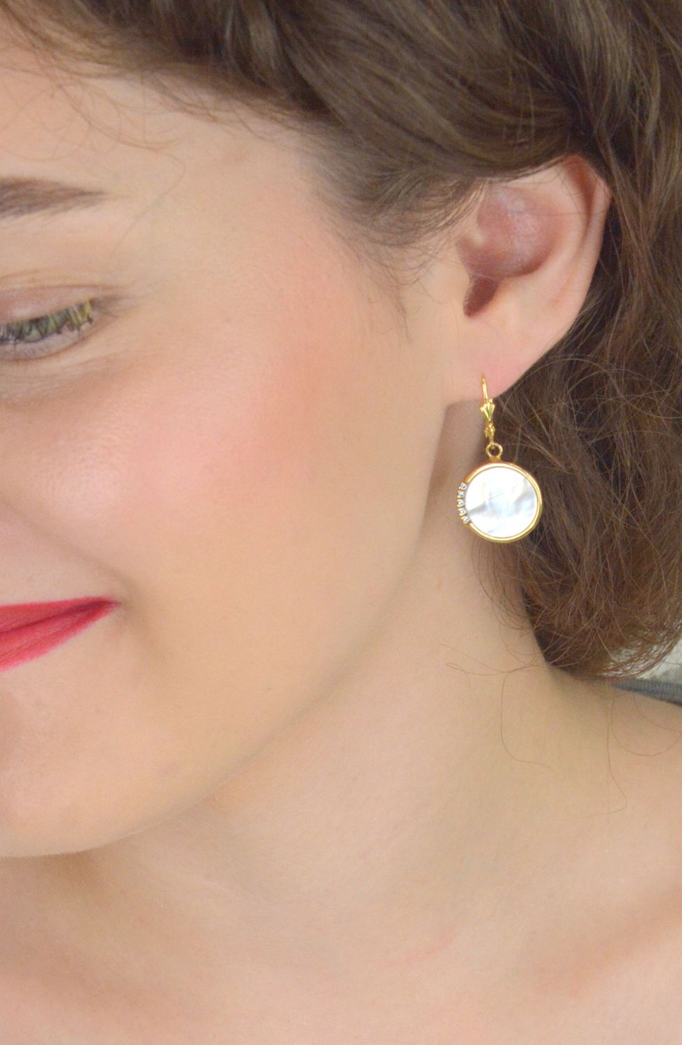 Eleganckie pozłacane kolczyki damskie wykonane ze srebra próby 925, zdobione masą jubilerską i cyrkoniami. Wiszące, z wygodnym zapięciem bigiel angielski. Długość 3,4 cm, waga 5,50 g.1.jpg