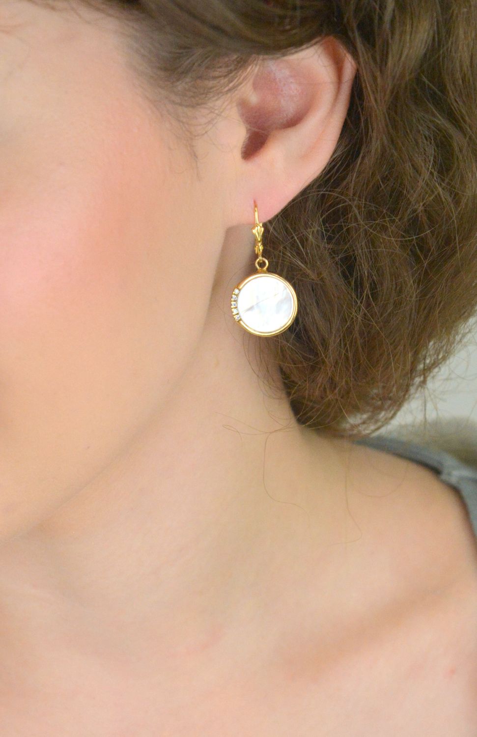 Eleganckie pozłacane kolczyki damskie wykonane ze srebra próby 925, zdobione masą jubilerską i cyrkoniami. Wiszące, z wygodnym zapięciem bigiel angielski. Długość 3,4 cm, waga 5,50 g.1.jpg