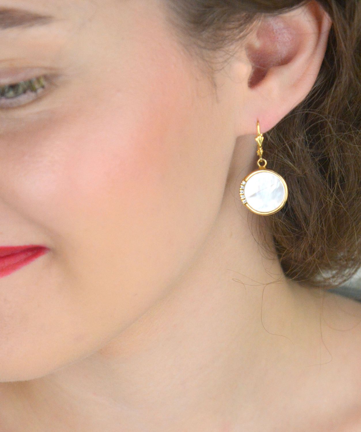 Eleganckie pozłacane kolczyki damskie wykonane ze srebra próby 925, zdobione masą jubilerską i cyrkoniami. Wiszące, z wygodnym zapięciem bigiel angielski. Długość 3,4 cm, waga 5,50 g.1.jpg