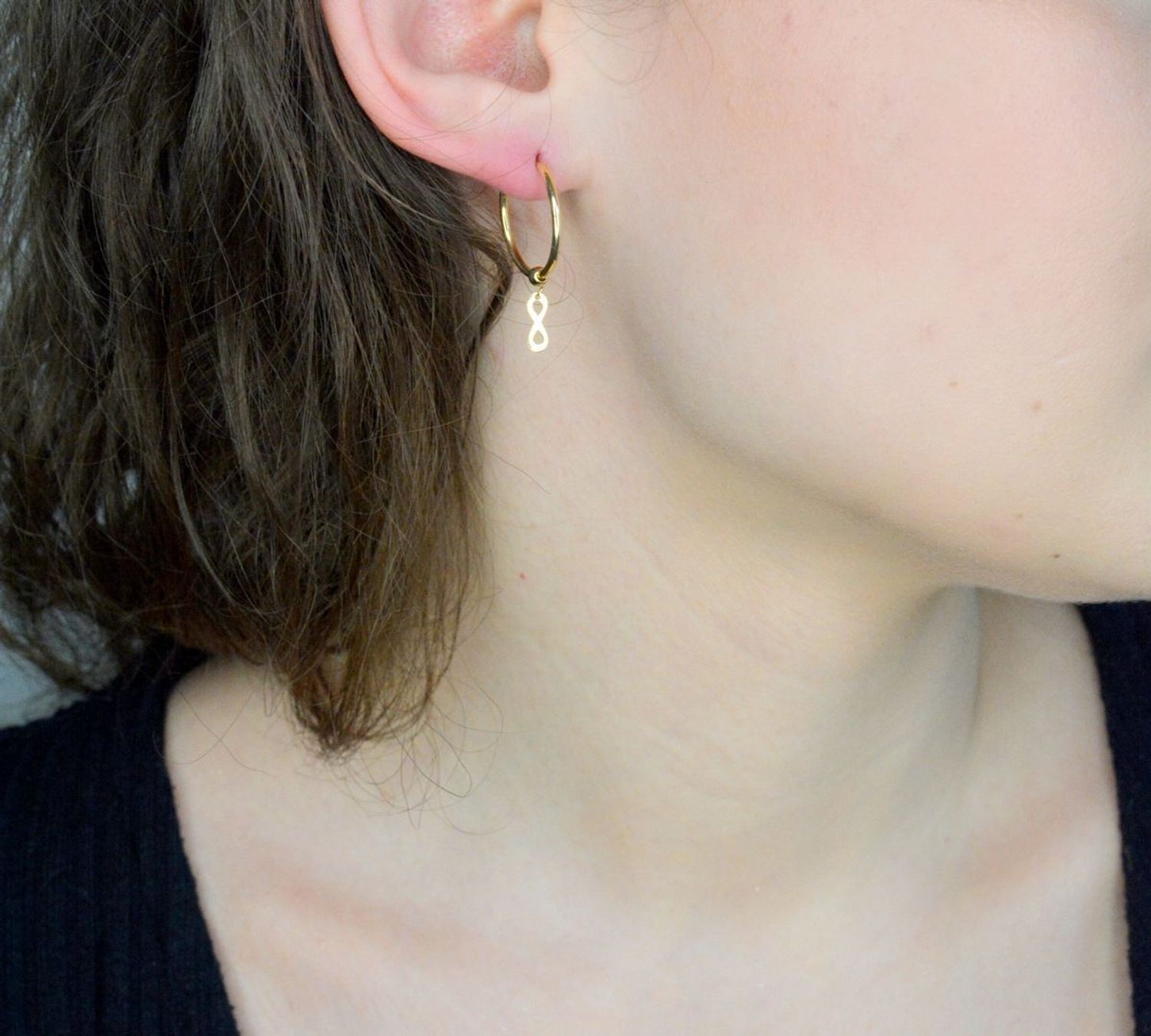 Kolczyk złoty kółko próba 585, DIA-KLC-12659-585 Kolczyk ma kształt kółka, ozdobną zawieszką nieskończonością. Biżuteria typu koła to ponadczasowa biżuteria, która pasuje do każdego rodzaju2.jpg