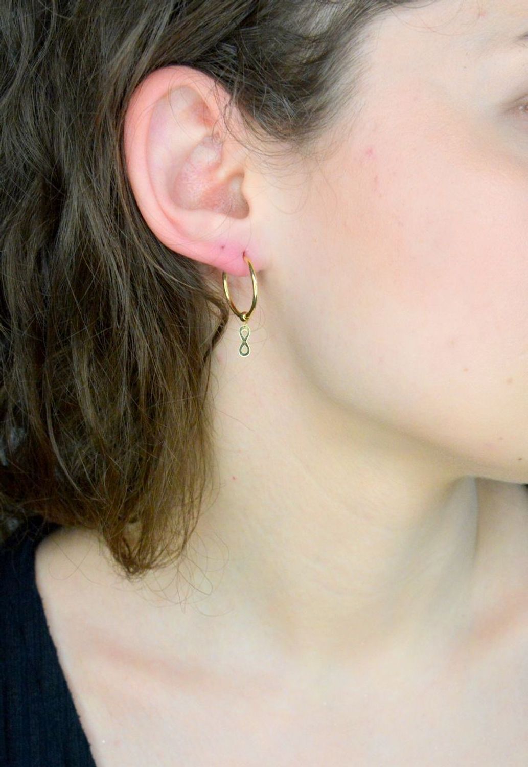 Kolczyk złoty kółko próba 585, DIA-KLC-12659-585 Kolczyk ma kształt kółka, ozdobną zawieszką nieskończonością. Biżuteria typu koła to ponadczasowa biżuteria, która pasuje do każdego rodzaju2.jpg