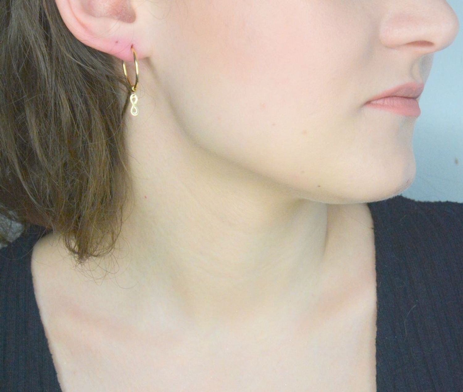 Kolczyk złoty kółko próba 585, DIA-KLC-12659-585 Kolczyk ma kształt kółka, ozdobną zawieszką nieskończonością. Biżuteria typu koła to ponadczasowa biżuteria, która pasuje do każdego rodzaju2.jpg