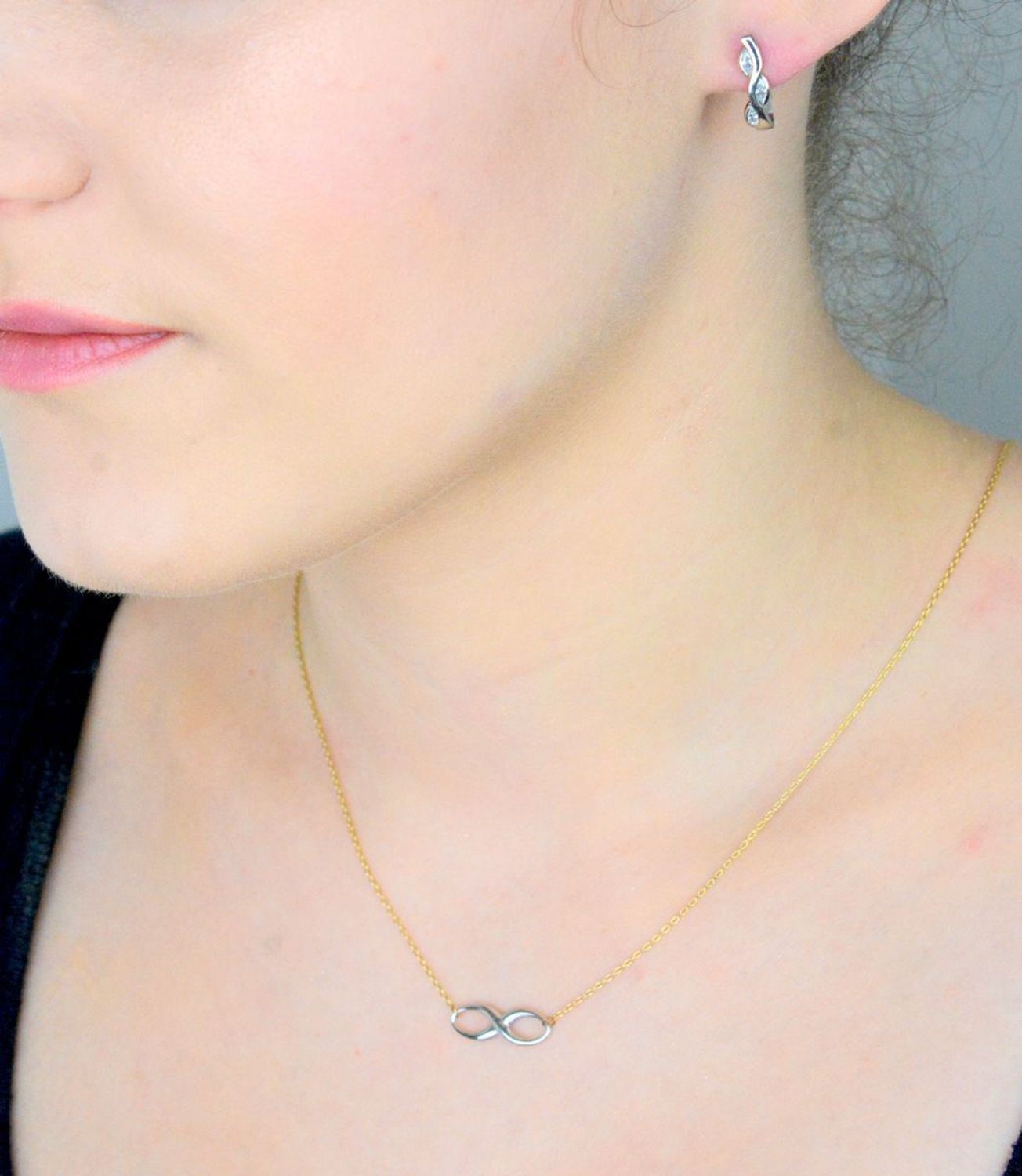 Kolczyki damskie białe złoto 585 z cyrkoniami DIA-KLC-1270-585  Eleganckie, złote kolczyki wykonane z próby złota 585 o wadze około 2,55g. Kolczyki w kolorze białego złota. Ozdobione trzema cyrk.jpg