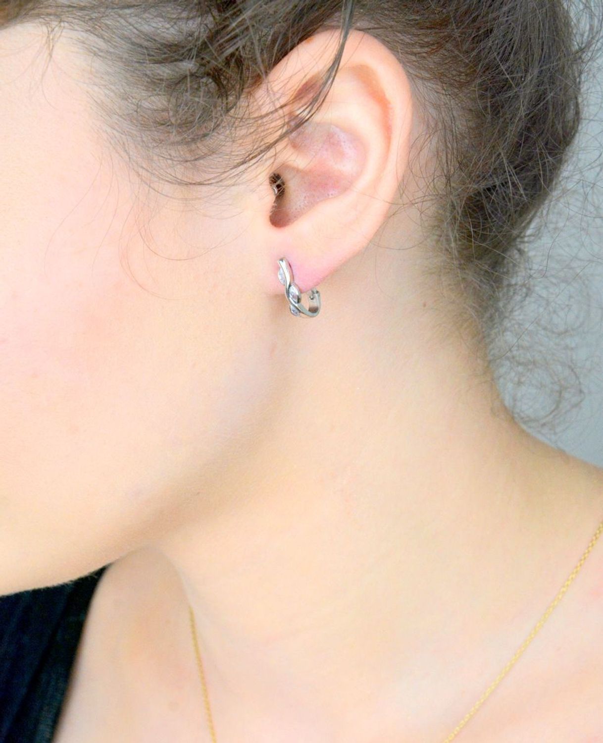 Kolczyki damskie białe złoto 585 z cyrkoniami DIA-KLC-1270-585  Eleganckie, złote kolczyki wykonane z próby złota 585 o wadze około 2,55g. Kolczyki w kolorze białego złota. Ozdobione trzema cyrk.jpg