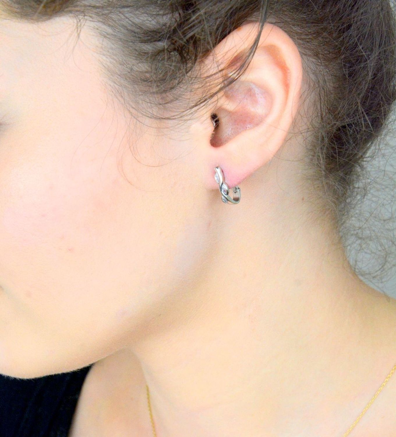 Kolczyki damskie białe złoto 585 z cyrkoniami DIA-KLC-1270-585  Eleganckie, złote kolczyki wykonane z próby złota 585 o wadze około 2,55g. Kolczyki w kolorze białego złota. Ozdobione trzema cyrk.jpg