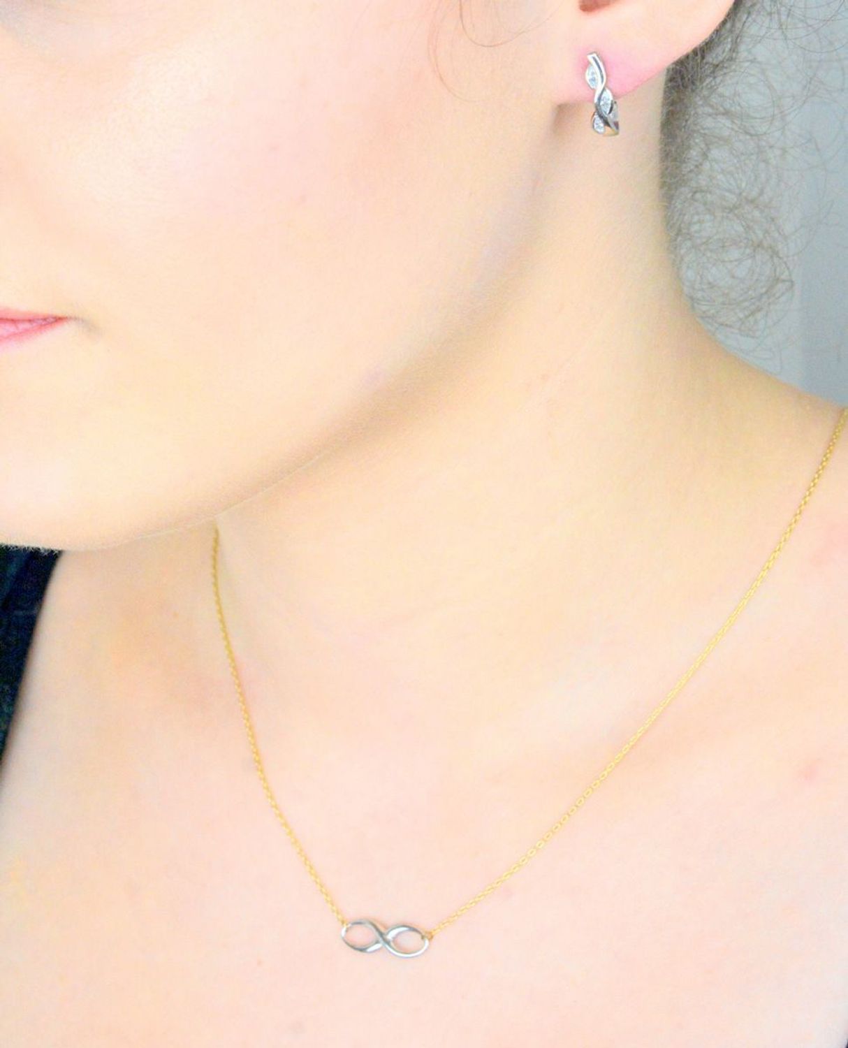 Kolczyki damskie białe złoto 585 z cyrkoniami DIA-KLC-1270-585  Eleganckie, złote kolczyki wykonane z próby złota 585 o wadze około 2,55g. Kolczyki w kolorze białego złota. Ozdobione trzema cyrk.jpg