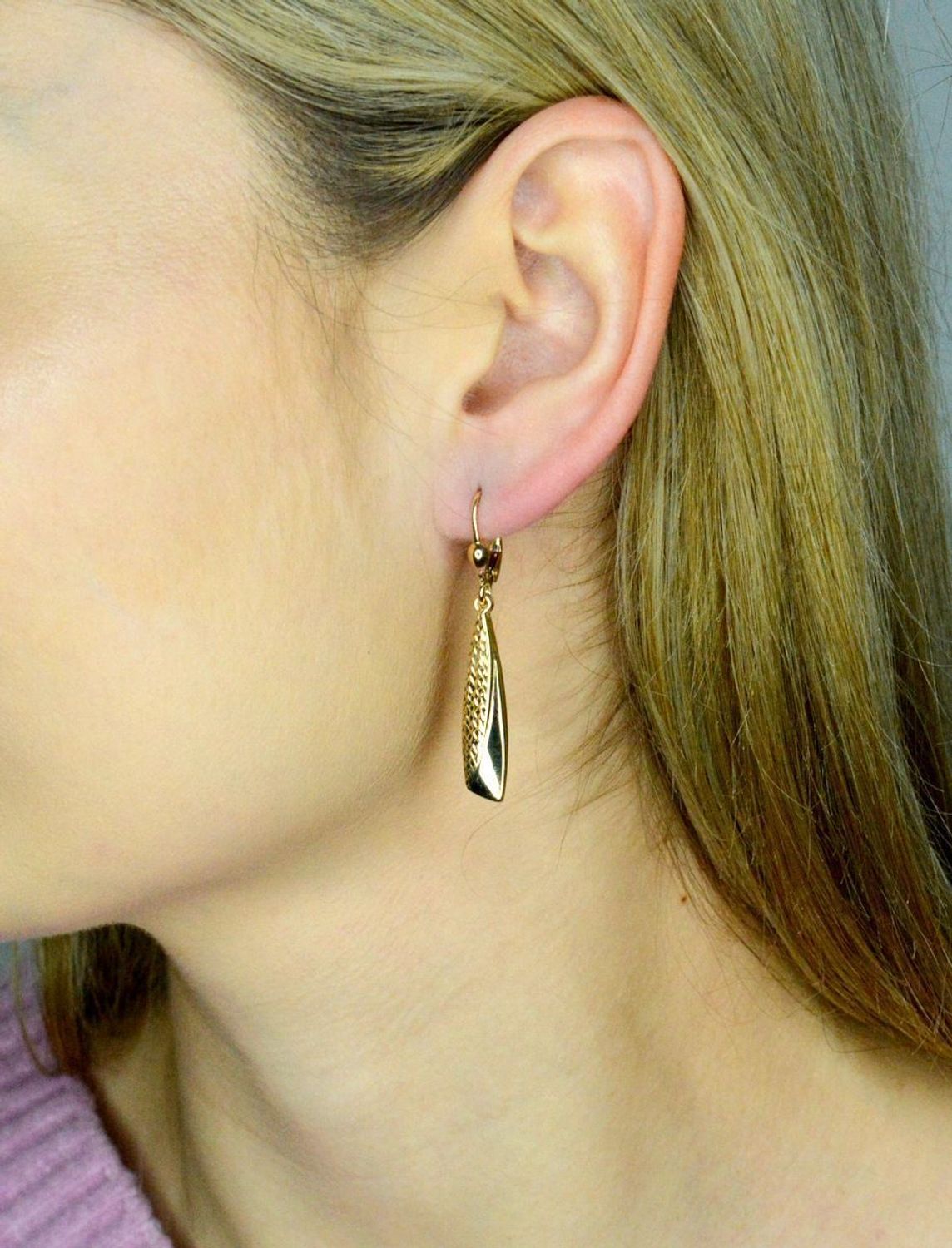 Złote kolczyki damskie 375 wiszące z ozdobnym grawerowaniem DIA-KLC-12599-375 (2).jpg