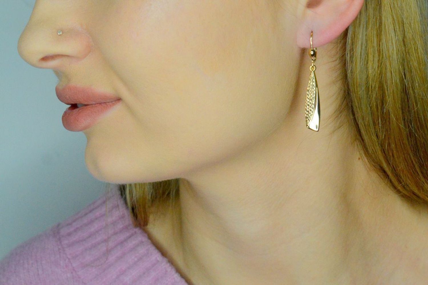 Złote kolczyki damskie 375 wiszące z ozdobnym grawerowaniem DIA-KLC-12599-375 (2).jpg