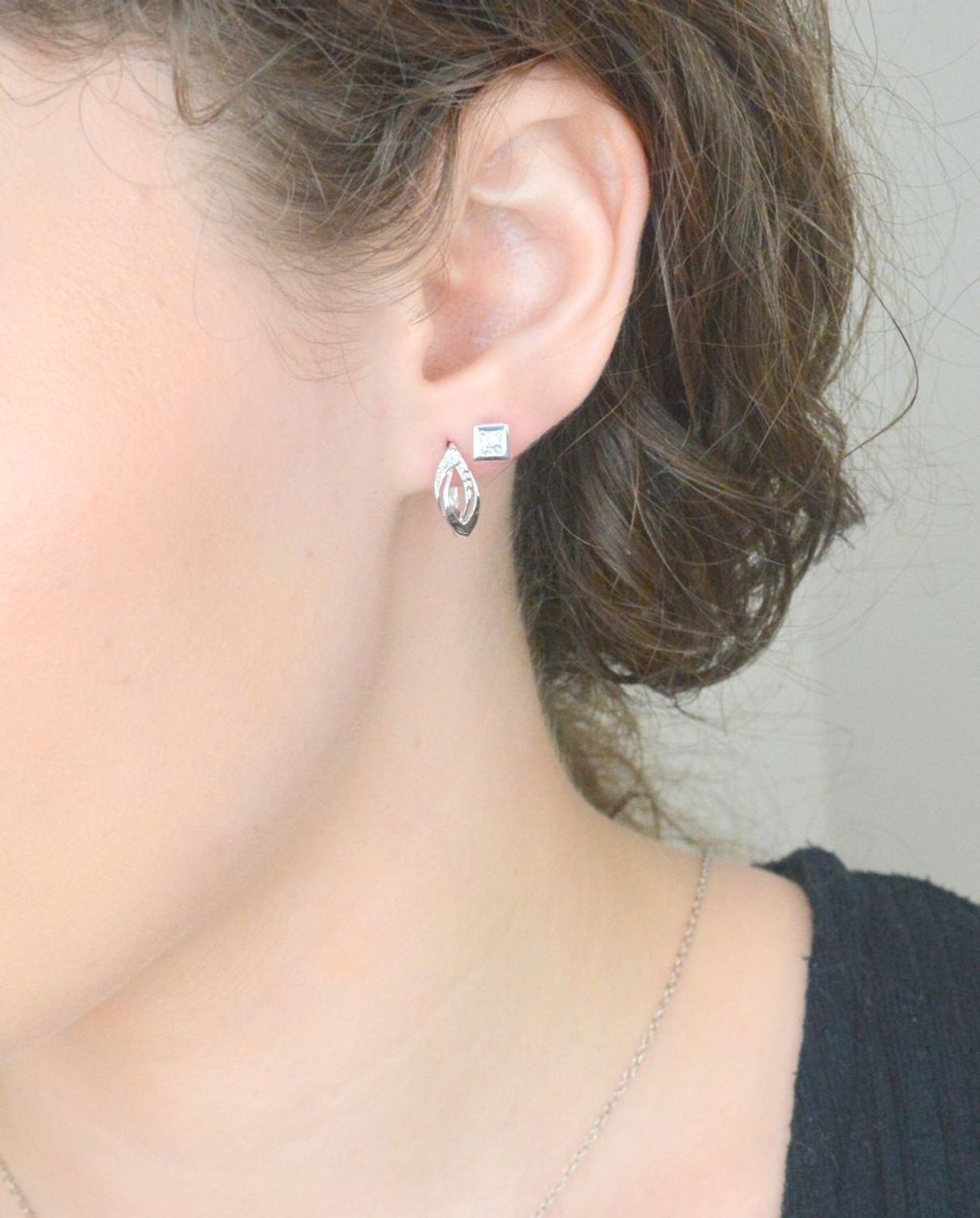 Kolczyki z białego złoto zapięcie angielskie próba 585, DIA-KLC-1271-585. Złote kolczyki z cyrkonią, posiadają cyrkonię w kolorze białym. Kunsztownie wykonane złote kolczyki 1.jpg