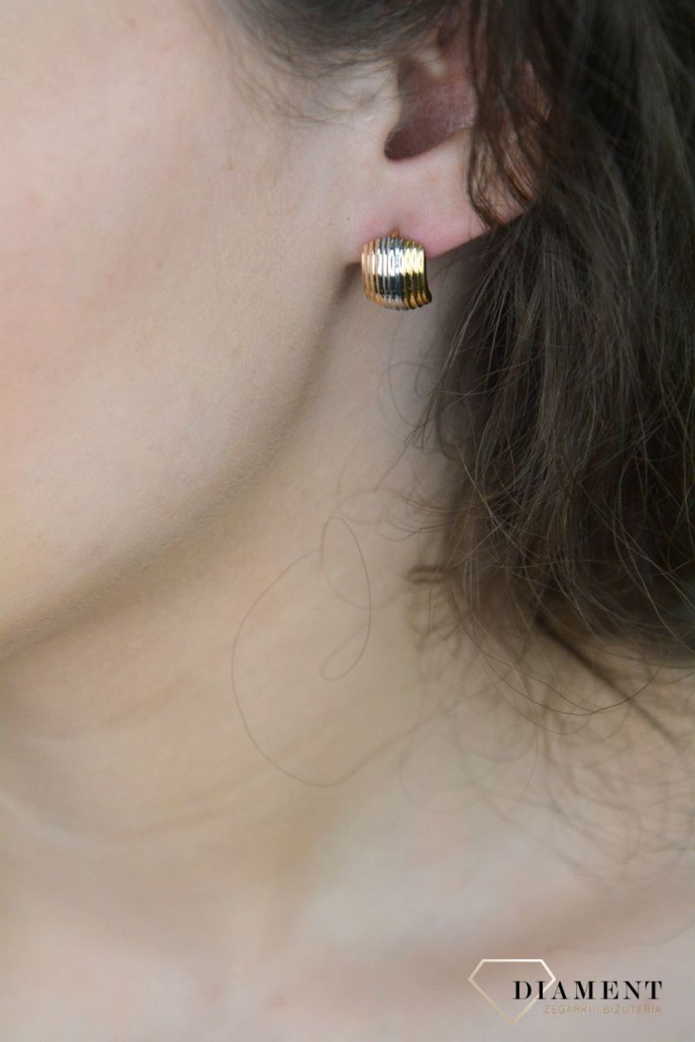 Kolczyki zap.ang. trzy kolory złota pr 585, DIA-KLC-1272-585 Eleganckie złote kolczyki w trzech kolorach złota to niezwykle stylowy wybór dla osób ceniących wyjątkowy design. 1.jpg