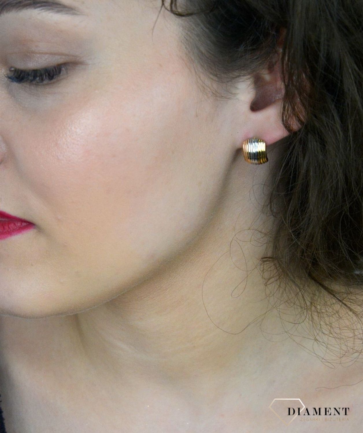 Kolczyki zap.ang. trzy kolory złota pr 585, DIA-KLC-1272-585 Eleganckie złote kolczyki w trzech kolorach złota to niezwykle stylowy wybór dla osób ceniących wyjątkowy design. 1.jpg