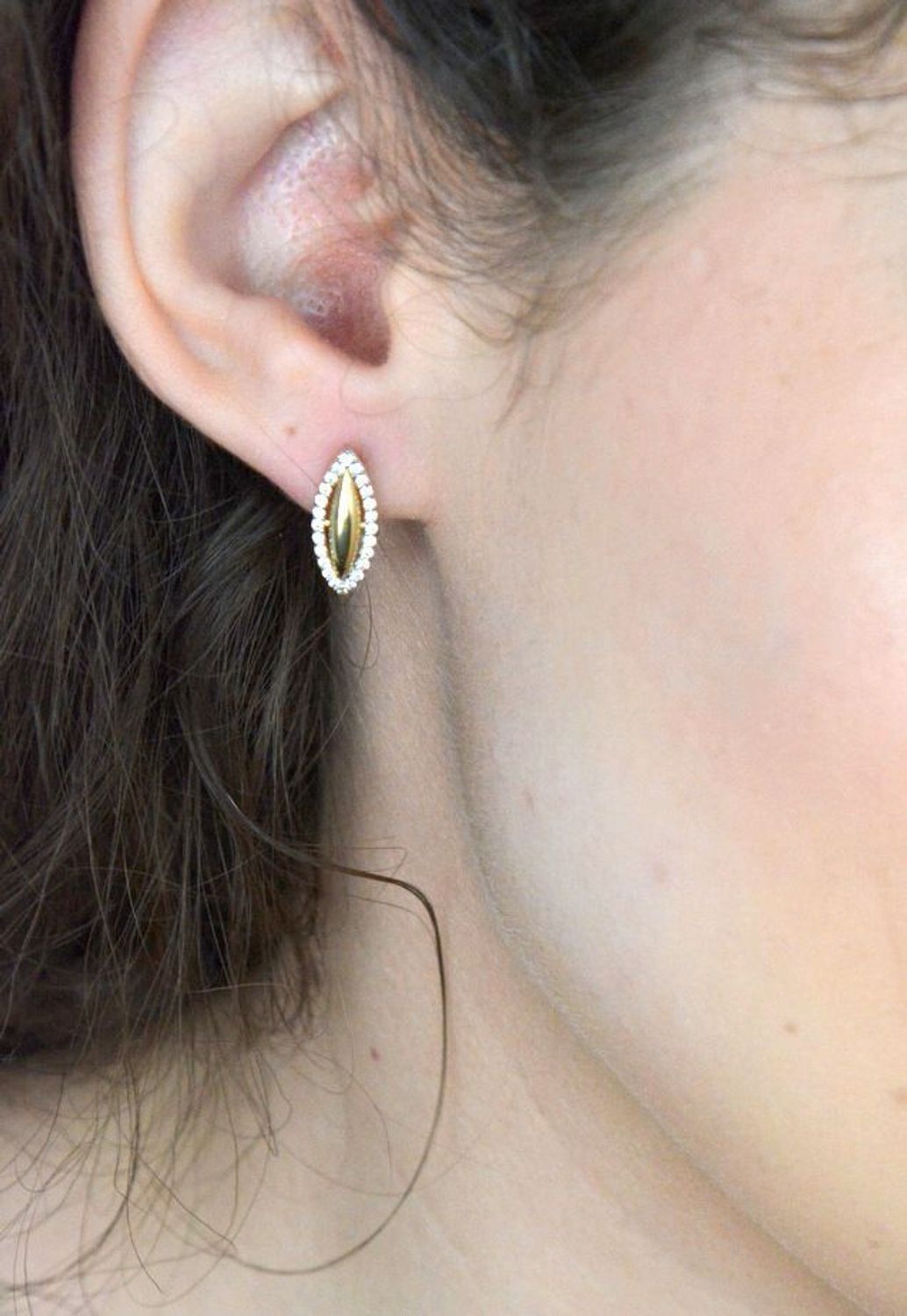 Kolczyki złote zap.ang. z cyrkoniami próba 585, DIA-KLC-1277-585 Eleganckie złote kolczyki z cyrkoniami to doskonały wybór dla kobiet ceniących klasykę i subtelny blask. 1.jpg