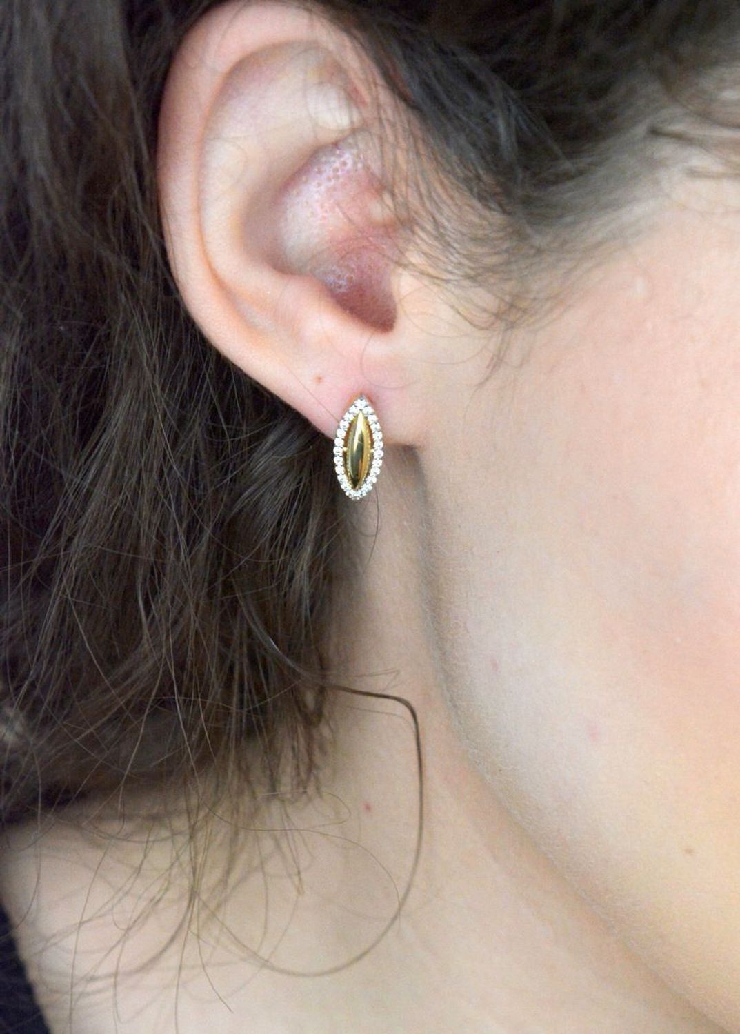 Kolczyki złote zap.ang. z cyrkoniami próba 585, DIA-KLC-1277-585 Eleganckie złote kolczyki z cyrkoniami to doskonały wybór dla kobiet ceniących klasykę i subtelny blask. 1.jpg