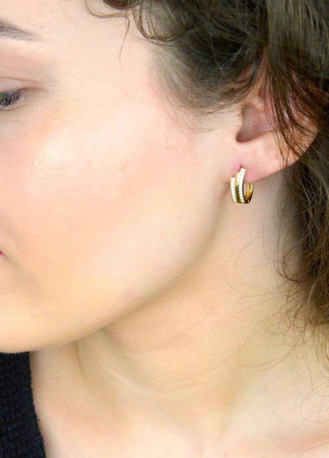 Kolczyki zap.ang. trzy rzędy z cyrkoniami próba 585, DIA-KLC-1278-585 Ekskluzywne złote kolczyki z trzema rzędami cyrkonii to doskonały wybór dla kobiet ceniących blask i elegancję 1.jpg