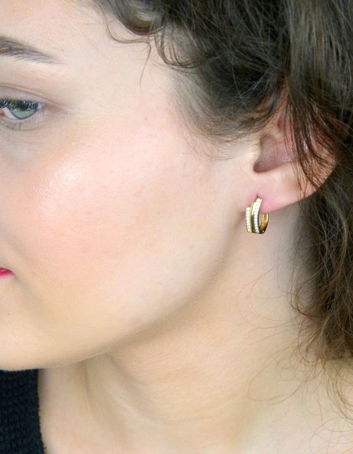 Kolczyki zap.ang. trzy rzędy z cyrkoniami próba 585, DIA-KLC-1278-585 Ekskluzywne złote kolczyki z trzema rzędami cyrkonii to doskonały wybór dla kobiet ceniących blask i elegancję 1.jpg