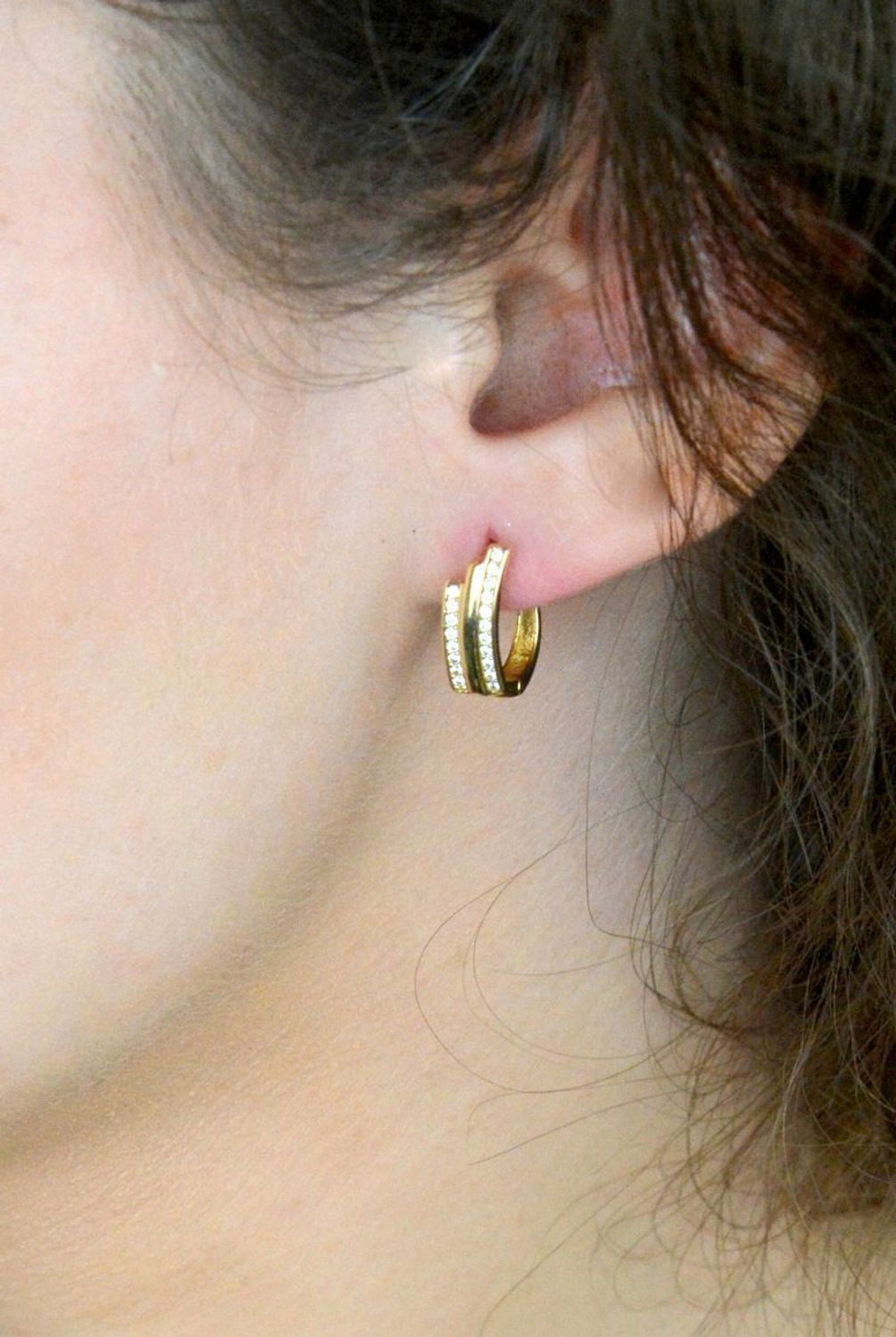 Kolczyki zap.ang. trzy rzędy z cyrkoniami próba 585, DIA-KLC-1278-585 Ekskluzywne złote kolczyki z trzema rzędami cyrkonii to doskonały wybór dla kobiet ceniących blask i elegancję 1.jpg