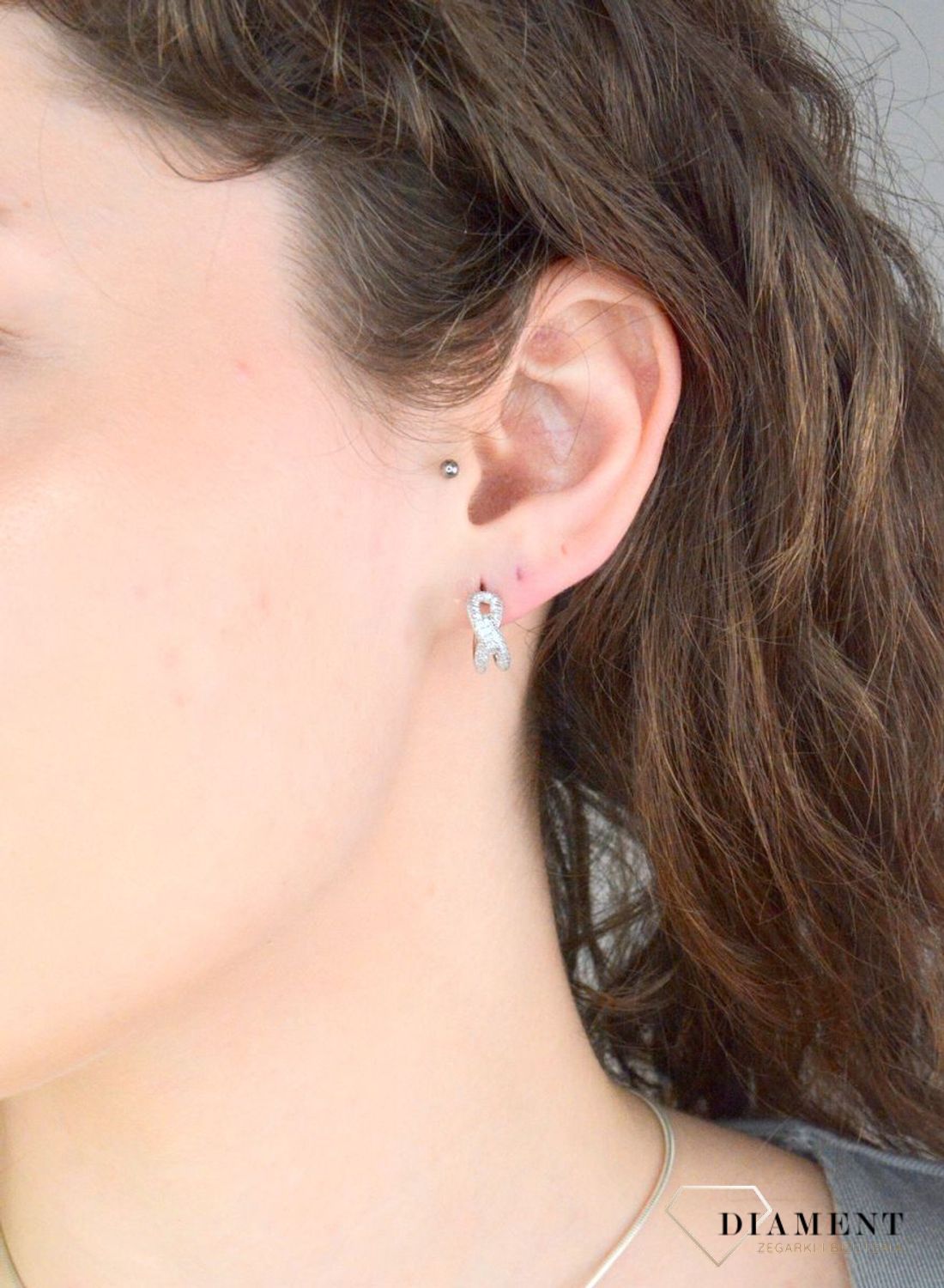 Kolczyki srebrne pół kółeczka z cyrkoniami pr 925, DIA-KLC-12794-925 Srebrne kolczyki koła plecione zostały wykonane z najwyższej jakości srebra próby 925, ozdobione cyrkoniami. Idealny prezent dla każdej kobiety1.jpg