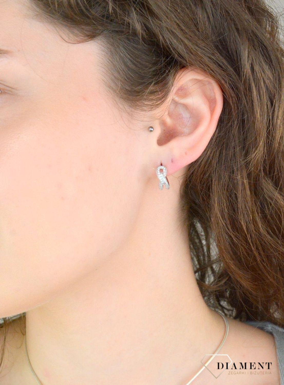 Kolczyki srebrne pół kółeczka z cyrkoniami pr 925, DIA-KLC-12794-925 Srebrne kolczyki koła plecione zostały wykonane z najwyższej jakości srebra próby 925, ozdobione cyrkoniami. Idealny prezent dla każdej kobiety1.jpg