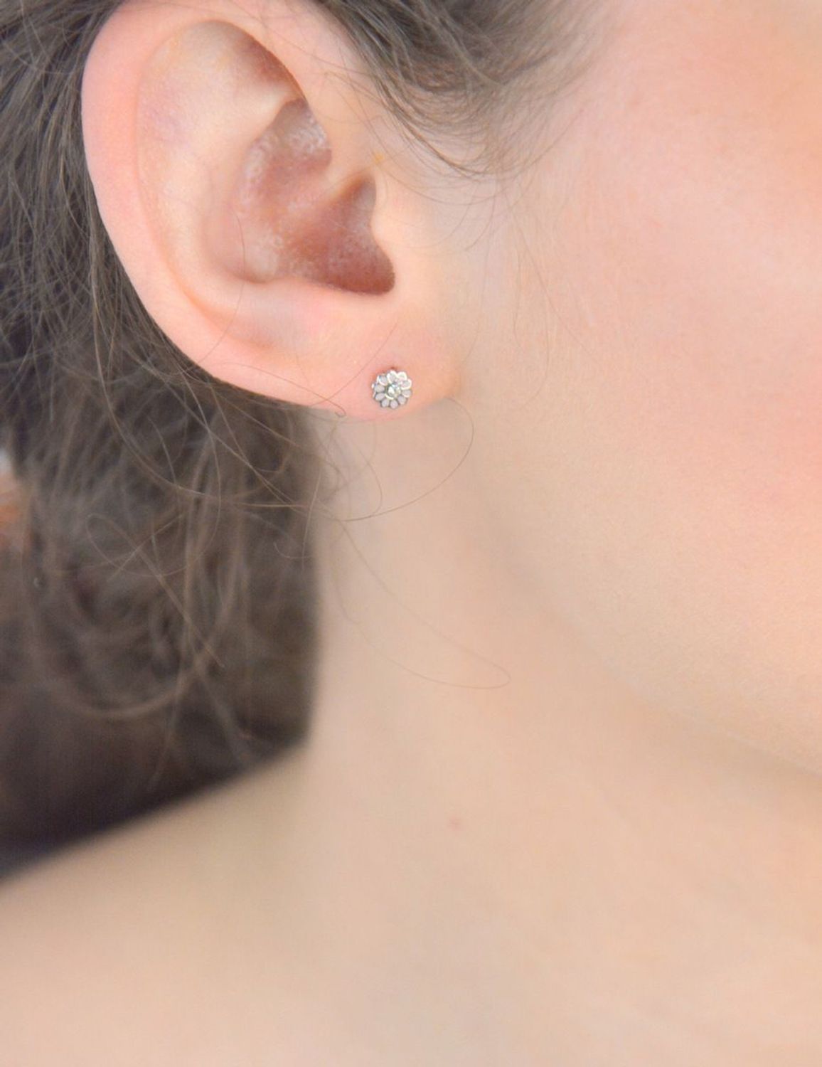 Kolczyki srebrne kwiatki różowa emalia pr 925, DIA-KLC-12797-925 Kolczyki srebrne kwiatki wykonane z najwyższej jakości srebra próby 925, ozdobione cyrkonią i różową emalią. 1.jpg