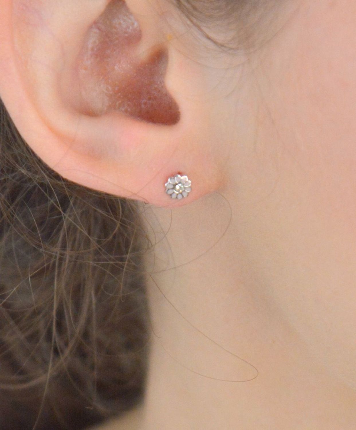 Kolczyki srebrne kwiatki różowa emalia pr 925, DIA-KLC-12797-925 Kolczyki srebrne kwiatki wykonane z najwyższej jakości srebra próby 925, ozdobione cyrkonią i różową emalią. 1.jpg