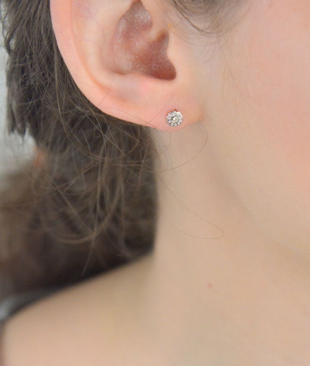 Kolczyki srebrne kwiatki różowa emalia pr 925, DIA-KLC-12797-925 Kolczyki srebrne kwiatki wykonane z najwyższej jakości srebra próby 925, ozdobione cyrkonią i różową emalią. 1.jpg